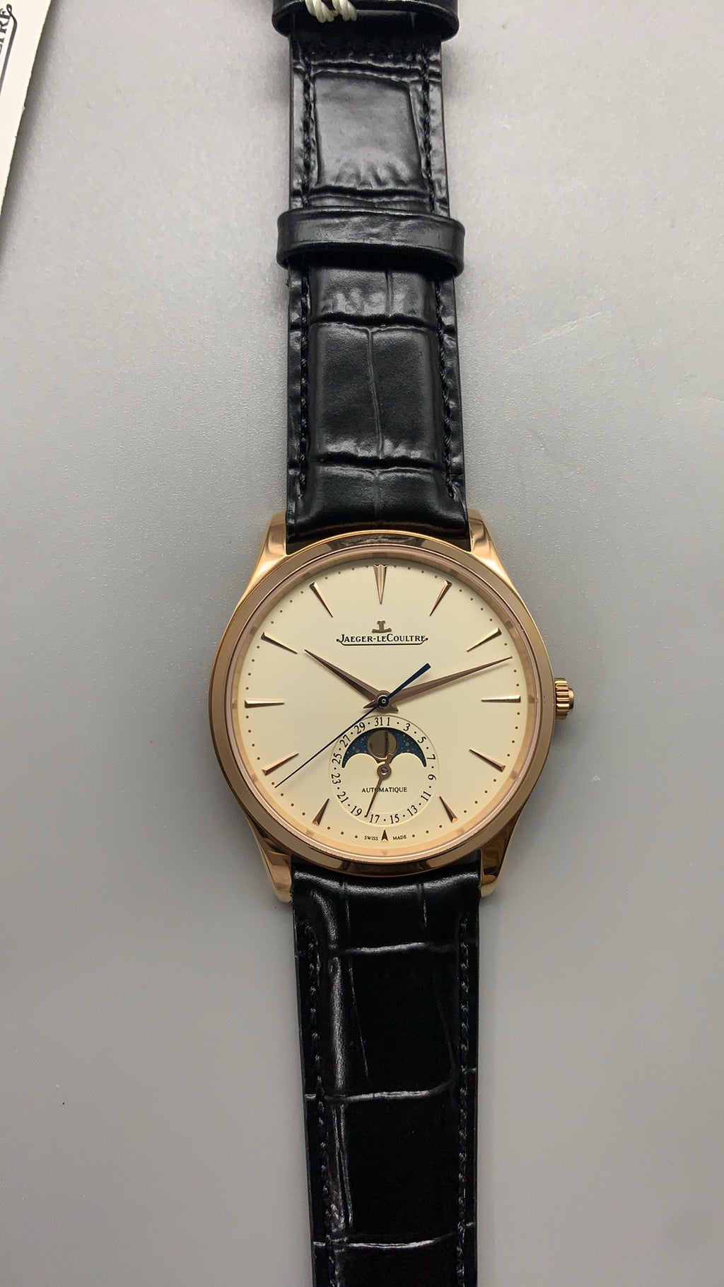 Jaeger-LeCoultre Master Ultra Thin Moon | 39MM | Rose gold-plated stainless steel case | Moonphase + date function | Champagne white dial | Black alligator strap | Automatic movement Cal.925/1