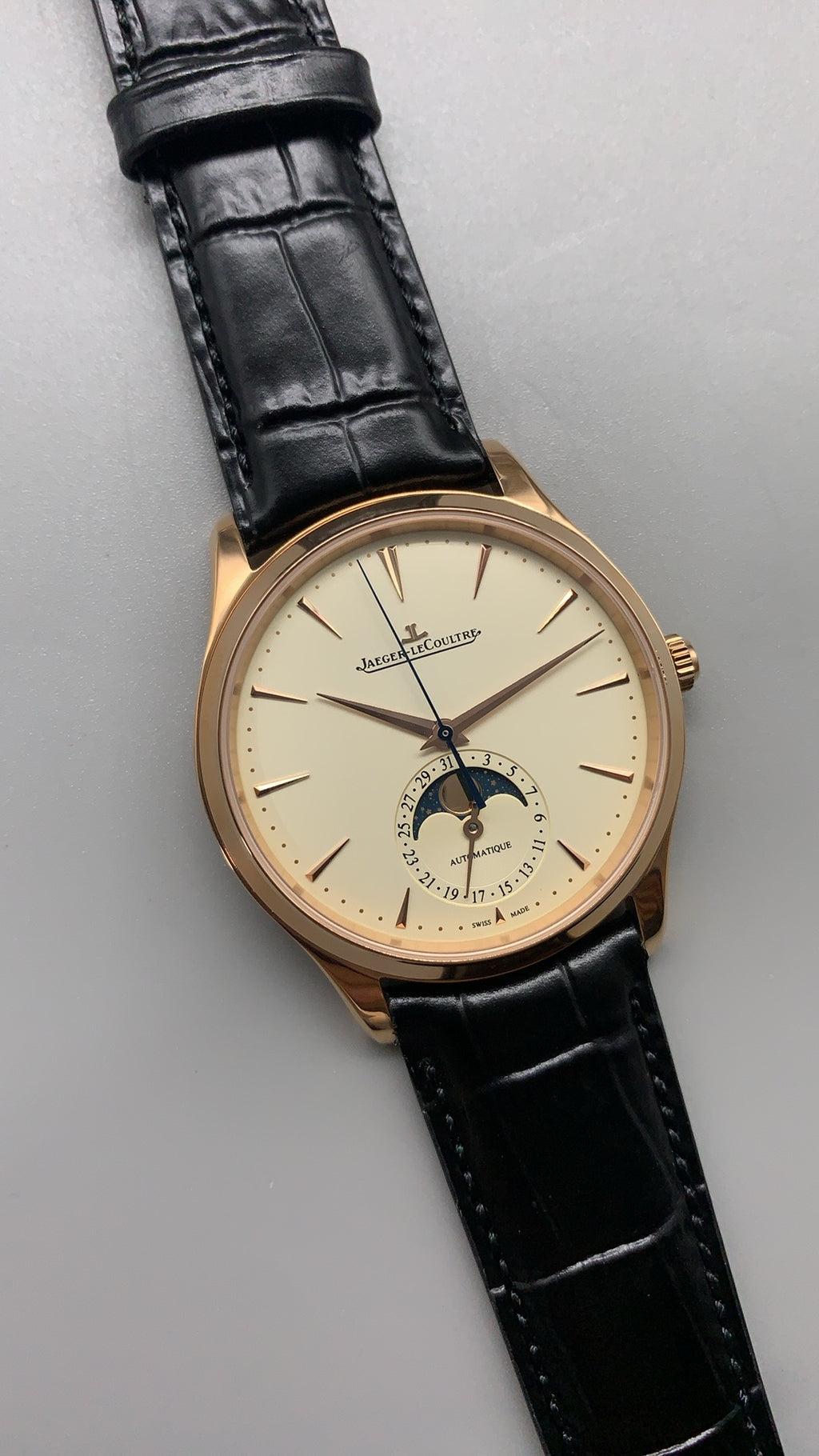 Jaeger-LeCoultre Master Ultra Thin Moon | 39MM | Rose gold-plated stainless steel case | Moonphase + date function | Champagne white dial | Black alligator strap | Automatic movement Cal.925/1