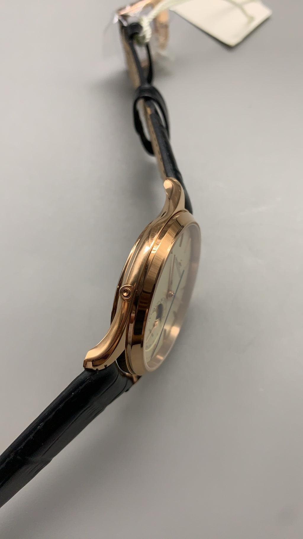 Jaeger-LeCoultre Master Ultra Thin Moon | 39MM | Rose gold-plated stainless steel case | Moonphase + date function | Champagne white dial | Black alligator strap | Automatic movement Cal.925/1