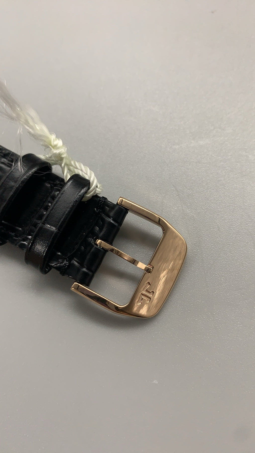 Jaeger-LeCoultre Master Ultra Thin Moon | 39MM | Rose gold-plated stainless steel case | Moonphase + date function | Champagne white dial | Black alligator strap | Automatic movement Cal.925/1