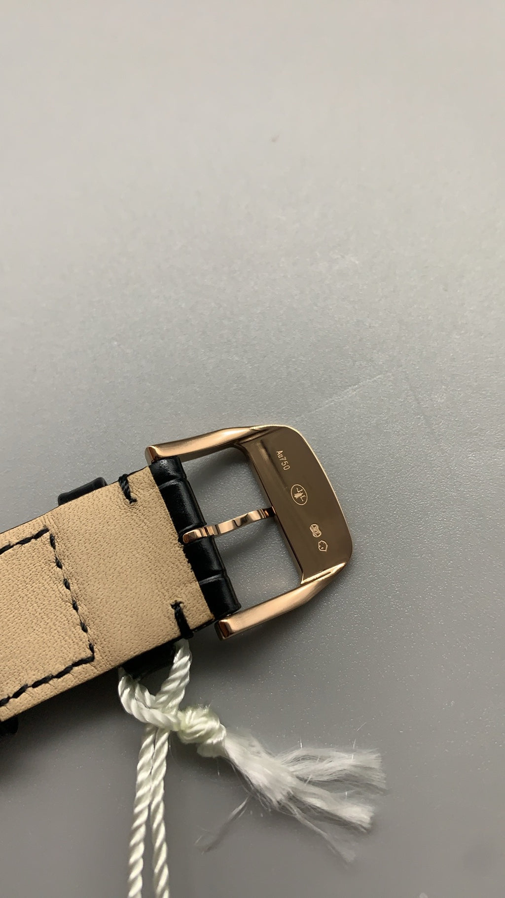 Jaeger-LeCoultre Master Ultra Thin Moon | 39MM | Rose gold-plated stainless steel case | Moonphase + date function | Champagne white dial | Black alligator strap | Automatic movement Cal.925/1