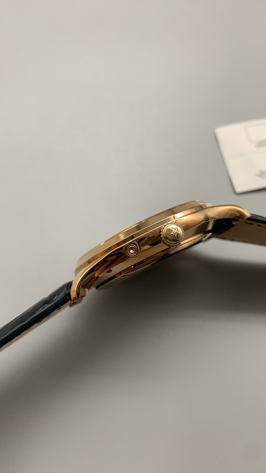 Jaeger-LeCoultre Master Ultra Thin Moon | 39MM | Rose gold-plated stainless steel case | Moonphase + date function | Champagne white dial | Black alligator strap | Automatic movement Cal.925/1