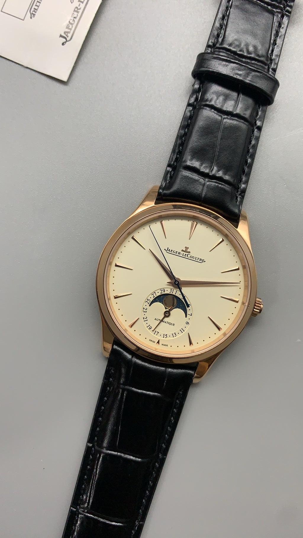 Jaeger-LeCoultre Master Ultra Thin Moon | 39MM | Rose gold-plated stainless steel case | Moonphase + date function | Champagne white dial | Black alligator strap | Automatic movement Cal.925/1
