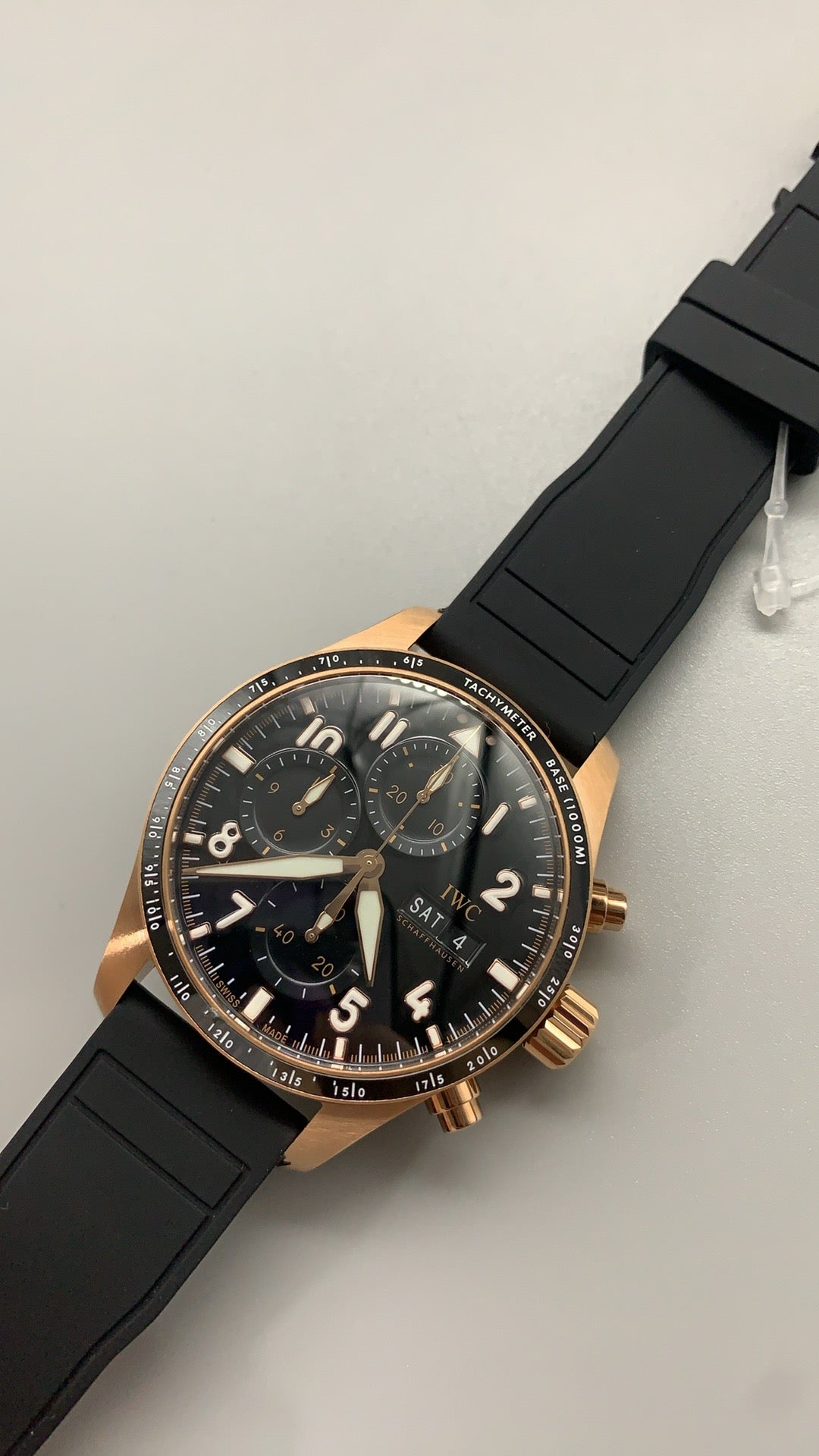 IWC Pilot's Watch | 40MM | ตัวเรือนสแตนเลสสตีล | ฟังก์ชันวันที่ | หน้าปัดสีดำ | สายหนังวัวสีดำ | กลไกอัตโนมัติ Cal.32111