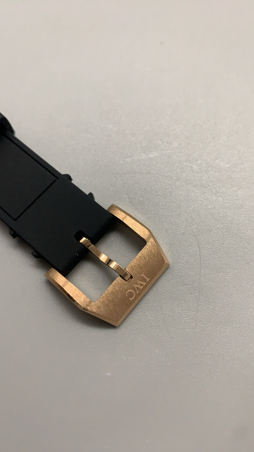 IWC Pilot's Watch | 40MM | ตัวเรือนสแตนเลสสตีล | ฟังก์ชันวันที่ | หน้าปัดสีดำ | สายหนังวัวสีดำ | กลไกอัตโนมัติ Cal.32111