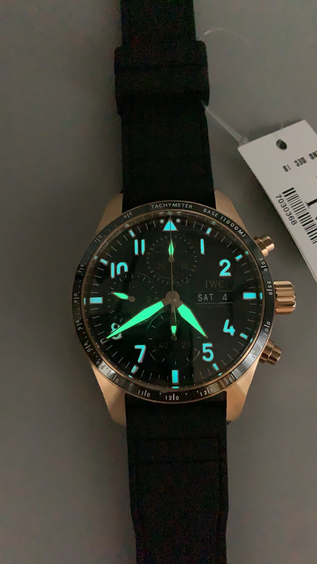 IWC Pilot's Watch | 40MM | ตัวเรือนสแตนเลสสตีล | ฟังก์ชันวันที่ | หน้าปัดสีดำ | สายหนังวัวสีดำ | กลไกอัตโนมัติ Cal.32111