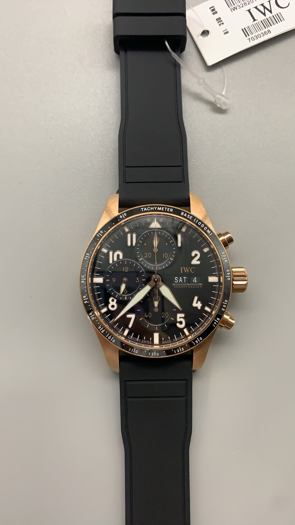 IWC Pilot's Watch | 40MM | ตัวเรือนสแตนเลสสตีล | ฟังก์ชันวันที่ | หน้าปัดสีดำ | สายหนังวัวสีดำ | กลไกอัตโนมัติ Cal.32111