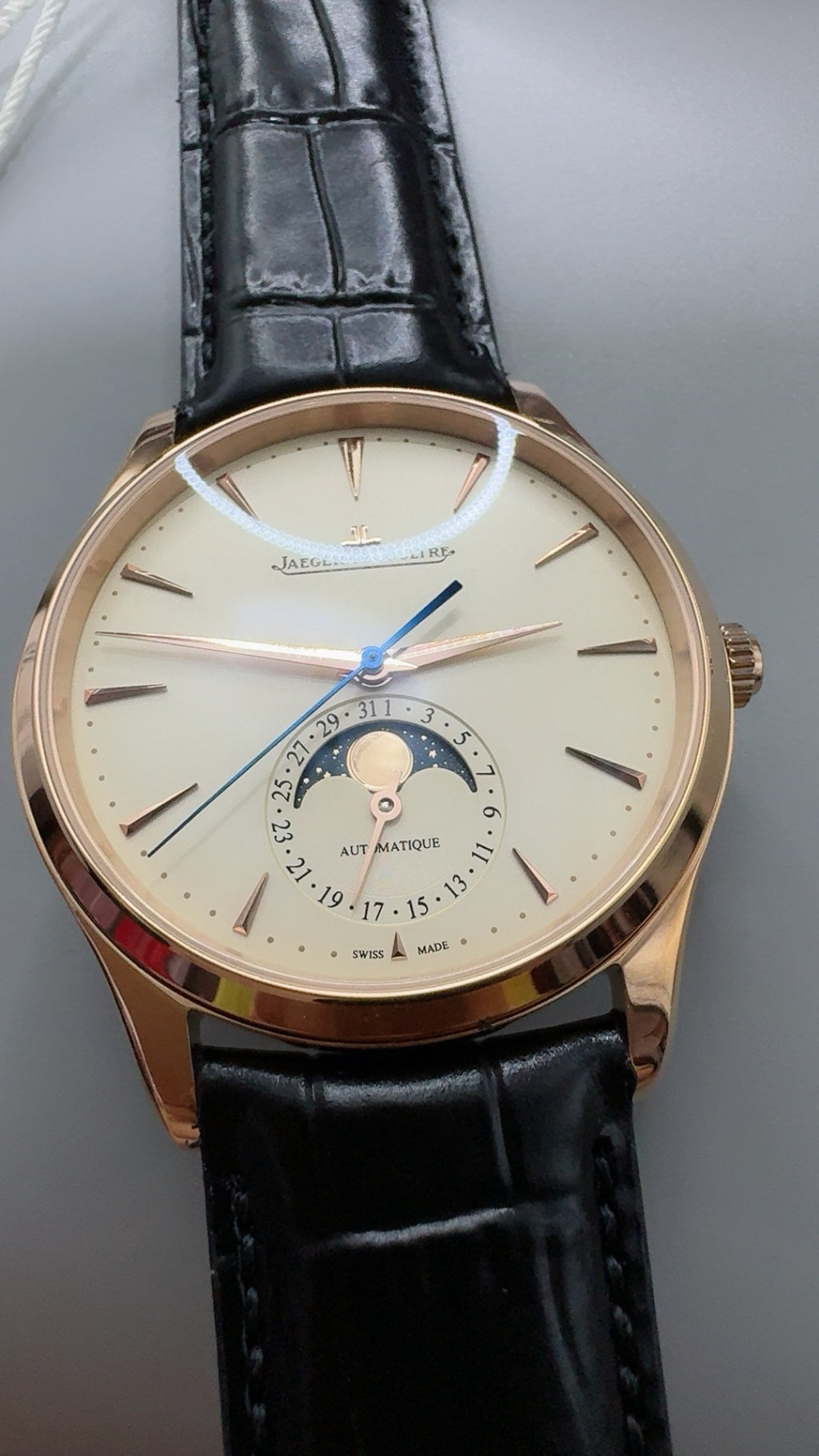 Jaeger-LeCoultre Master Ultra Thin Moon | 39MM | Rose gold-plated stainless steel case | Moonphase + date function | Champagne white dial | Black alligator strap | Automatic movement Cal.925/1