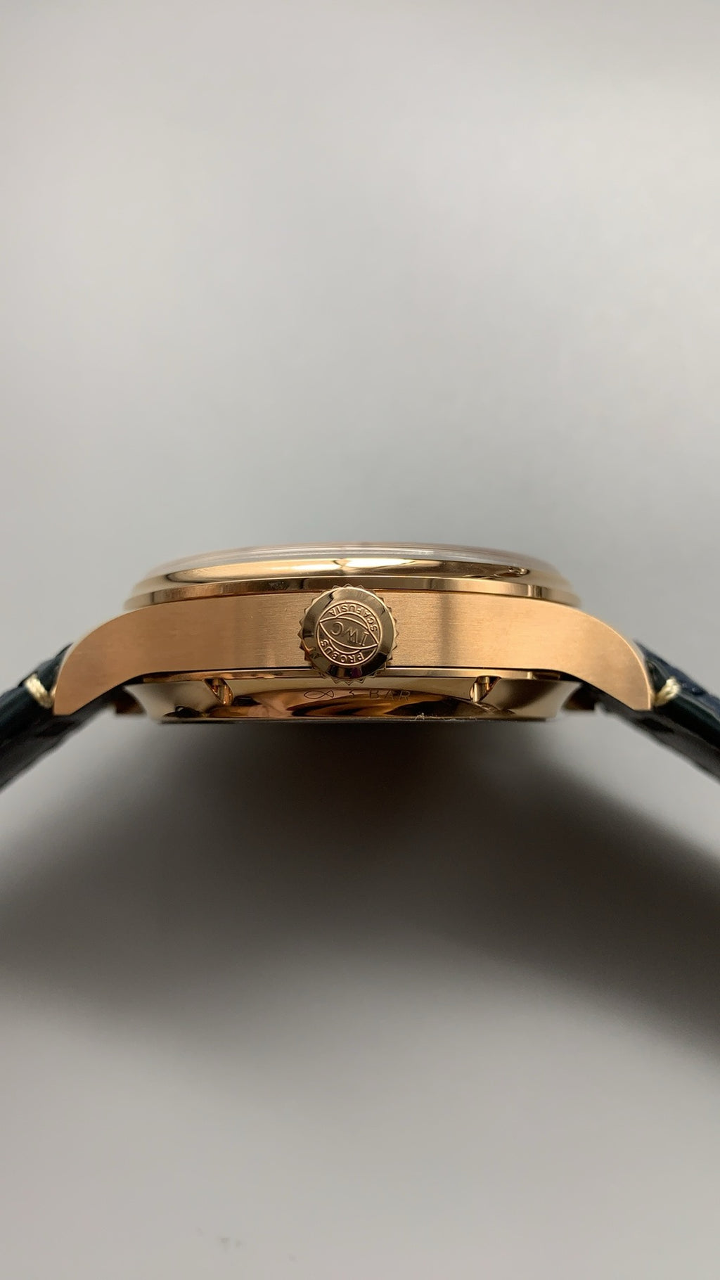 IWC Portugieser Perpetual Calendar 42 | 42MM | ตัวเรือนสแตนเลสสตีลเคลือบสีโรสโกลด์ | ฟังก์ชันปฏิทินถาวร | หน้าปัดสีน้ำเงิน | สายหนังจระเข้สีน้ำเงิน | กลไกอัตโนมัติ Cal.82650