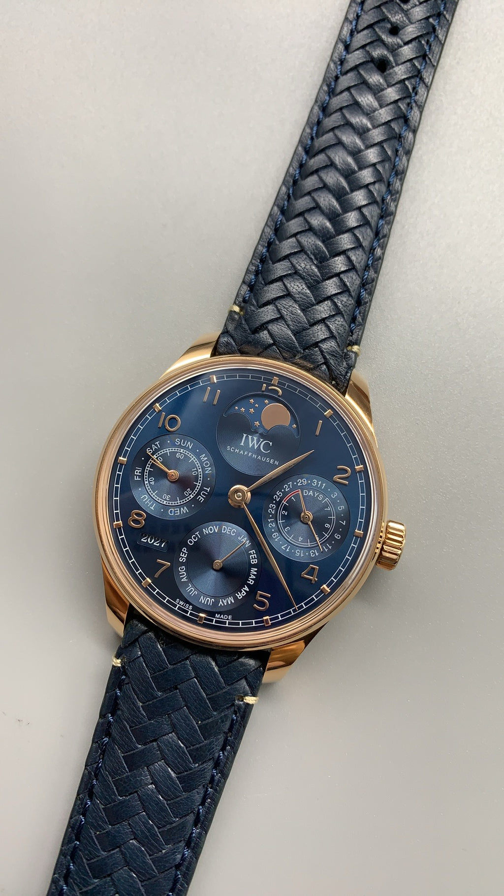 IWC Portugieser Perpetual Calendar 42 | 42MM | ตัวเรือนสแตนเลสสตีลเคลือบสีโรสโกลด์ | ฟังก์ชันปฏิทินถาวร | หน้าปัดสีน้ำเงิน | สายหนังจระเข้สีน้ำเงิน | กลไกอัตโนมัติ Cal.82650