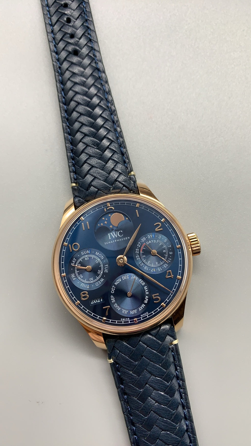 IWC Portugieser Perpetual Calendar 42 | 42MM | ตัวเรือนสแตนเลสสตีลเคลือบสีโรสโกลด์ | ฟังก์ชันปฏิทินถาวร | หน้าปัดสีน้ำเงิน | สายหนังจระเข้สีน้ำเงิน | กลไกอัตโนมัติ Cal.82650