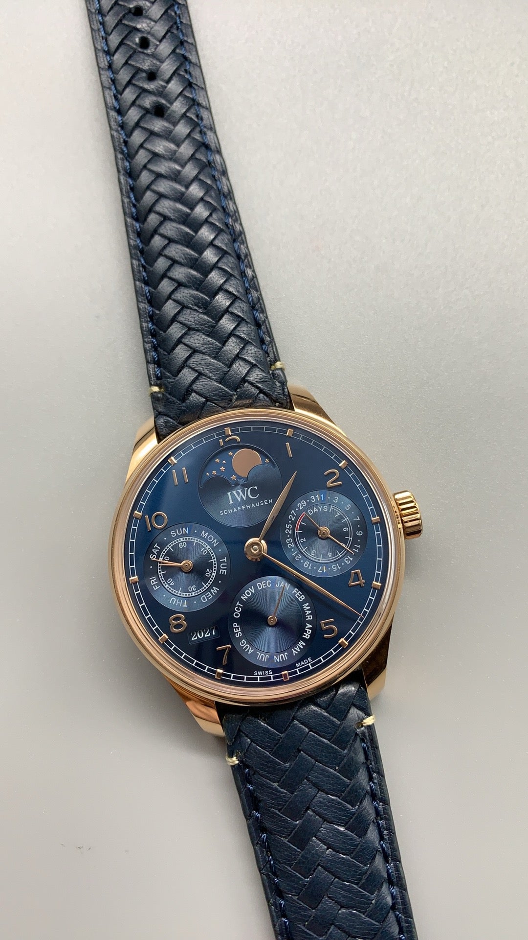 IWC Portugieser Perpetual Calendar 42 | 42MM | ตัวเรือนสแตนเลสสตีลเคลือบสีโรสโกลด์ | ฟังก์ชันปฏิทินถาวร | หน้าปัดสีน้ำเงิน | สายหนังจระเข้สีน้ำเงิน | กลไกอัตโนมัติ Cal.82650