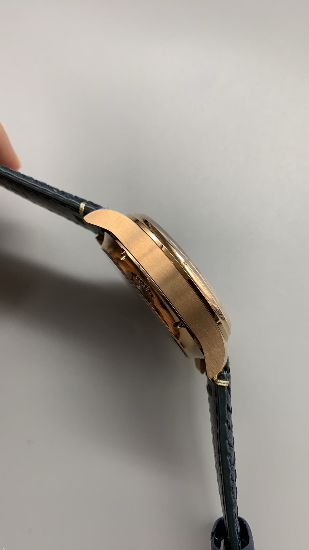 IWC Portugieser Perpetual Calendar 42 | 42MM | ตัวเรือนสแตนเลสสตีลเคลือบสีโรสโกลด์ | ฟังก์ชันปฏิทินถาวร | หน้าปัดสีน้ำเงิน | สายหนังจระเข้สีน้ำเงิน | กลไกอัตโนมัติ Cal.82650