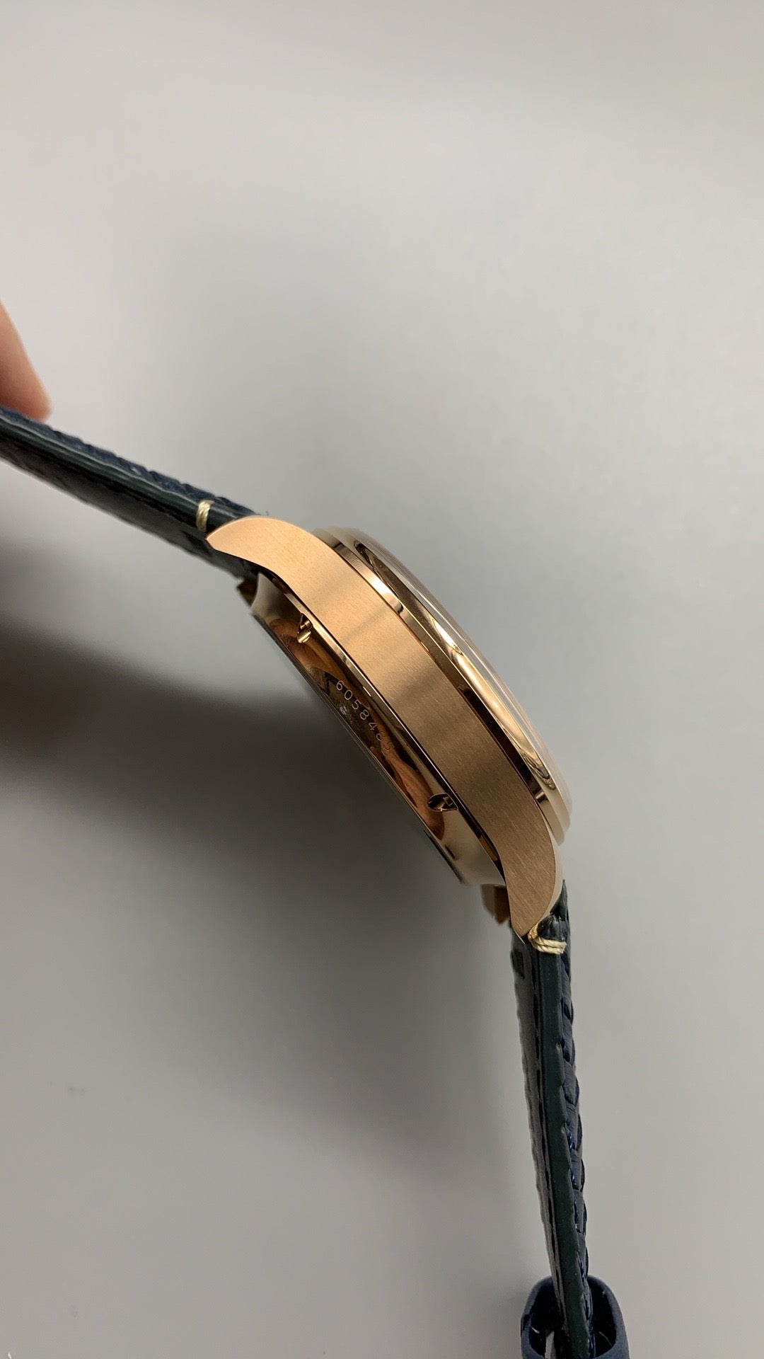 IWC Portugieser Perpetual Calendar 42 | 42MM | ตัวเรือนสแตนเลสสตีลเคลือบสีโรสโกลด์ | ฟังก์ชันปฏิทินถาวร | หน้าปัดสีน้ำเงิน | สายหนังจระเข้สีน้ำเงิน | กลไกอัตโนมัติ Cal.82650