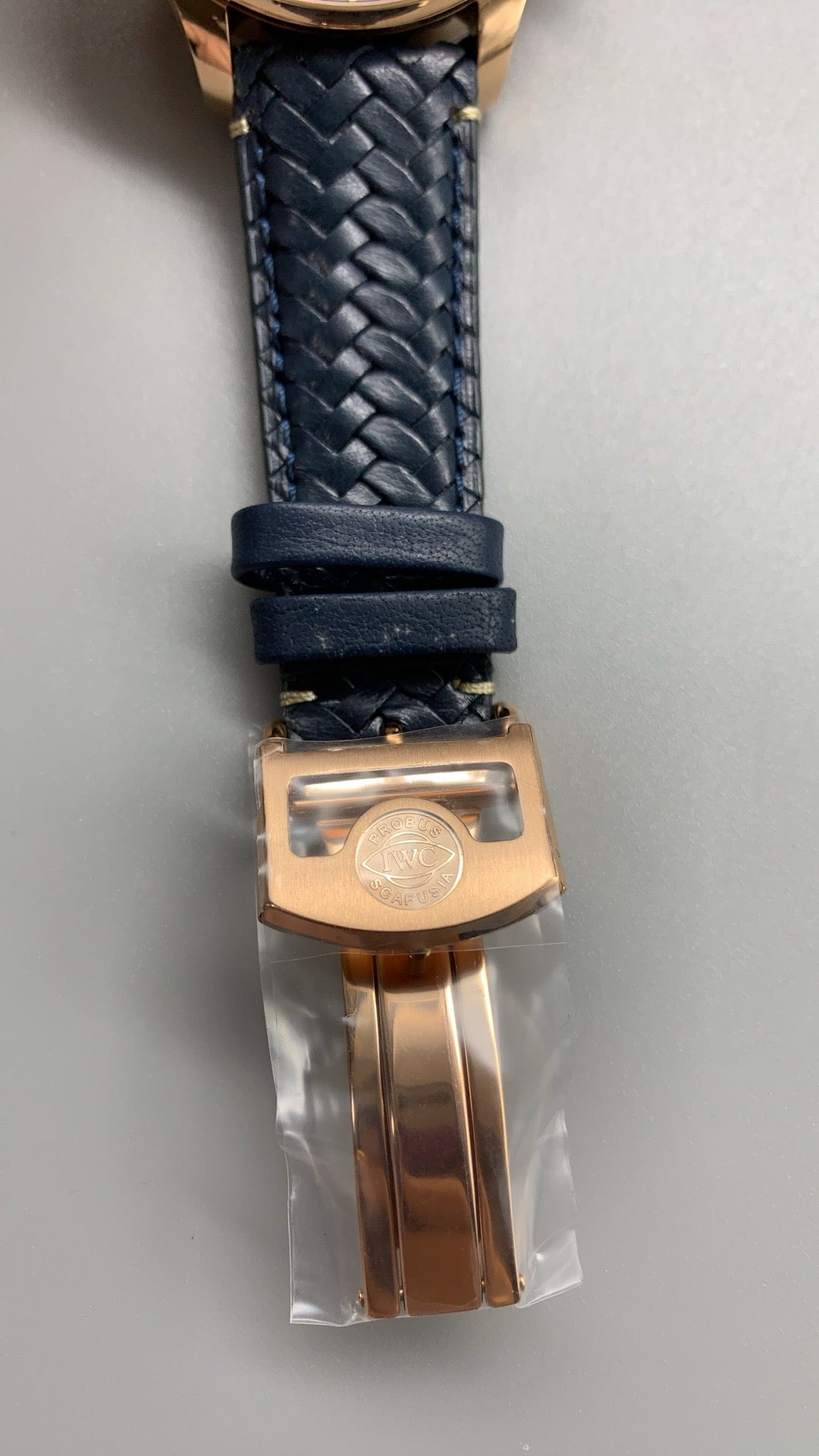 IWC Portugieser Perpetual Calendar 42 | 42MM | ตัวเรือนสแตนเลสสตีลเคลือบสีโรสโกลด์ | ฟังก์ชันปฏิทินถาวร | หน้าปัดสีน้ำเงิน | สายหนังจระเข้สีน้ำเงิน | กลไกอัตโนมัติ Cal.82650