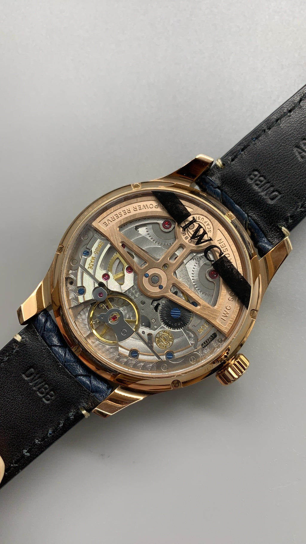 IWC Portugieser Perpetual Calendar 42 | 42MM | ตัวเรือนสแตนเลสสตีลเคลือบสีโรสโกลด์ | ฟังก์ชันปฏิทินถาวร | หน้าปัดสีน้ำเงิน | สายหนังจระเข้สีน้ำเงิน | กลไกอัตโนมัติ Cal.82650