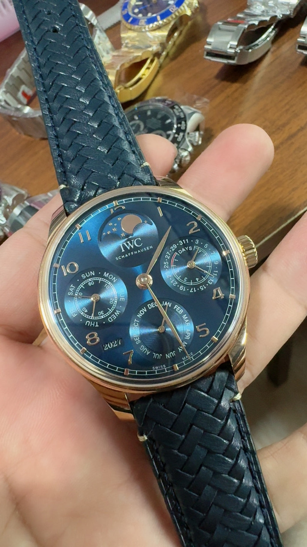IWC Portugieser Perpetual Calendar 42 | 42MM | ตัวเรือนสแตนเลสสตีลเคลือบสีโรสโกลด์ | ฟังก์ชันปฏิทินถาวร | หน้าปัดสีน้ำเงิน | สายหนังจระเข้สีน้ำเงิน | กลไกอัตโนมัติ Cal.82650