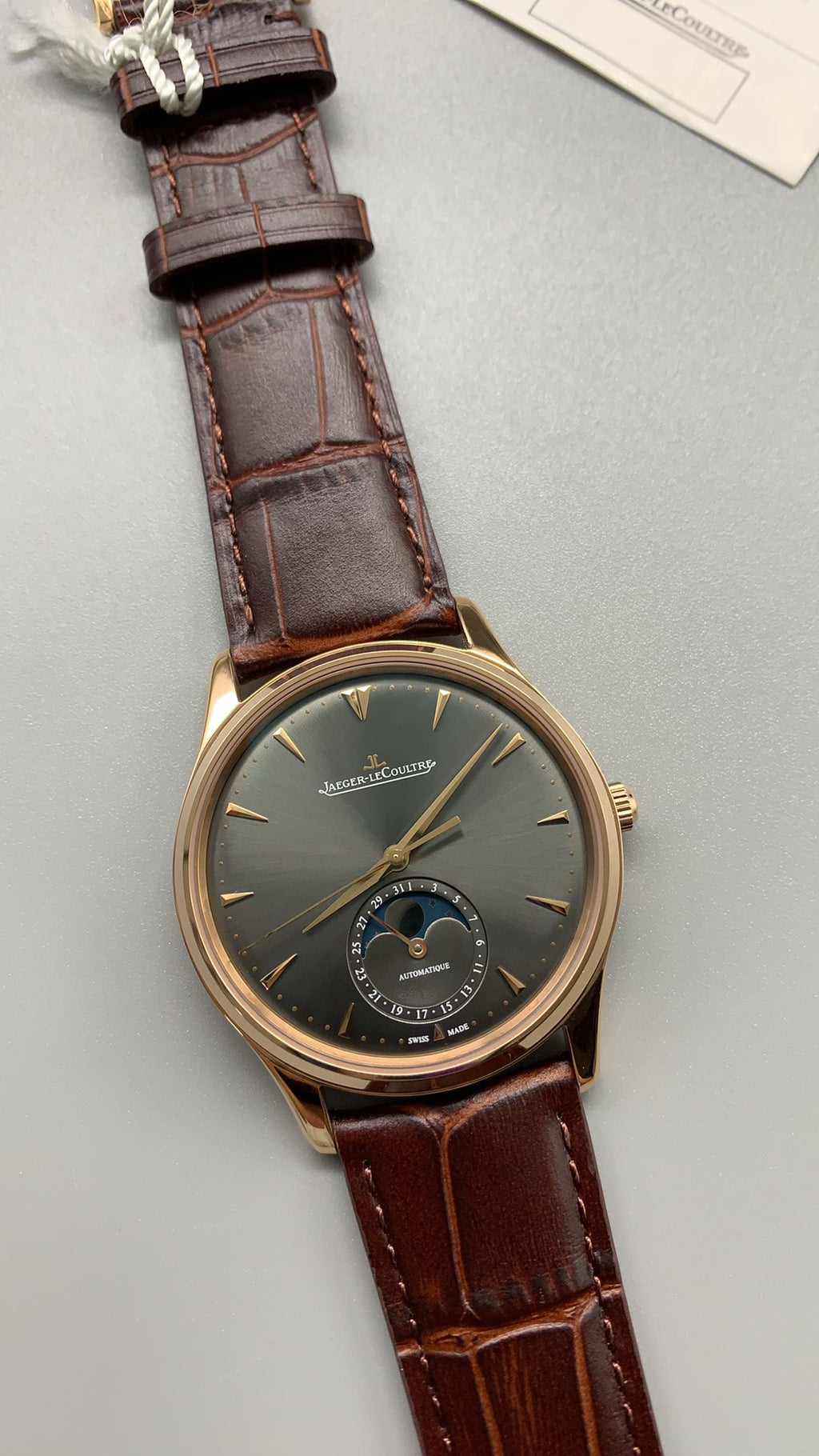 Jaeger-LeCoultre Master Ultra Thin Moon | 39MM | Rose gold-plated stainless steel case | Moonphase + date function | Brown dial | Brown alligator strap | Automatic movement Cal.925/1
