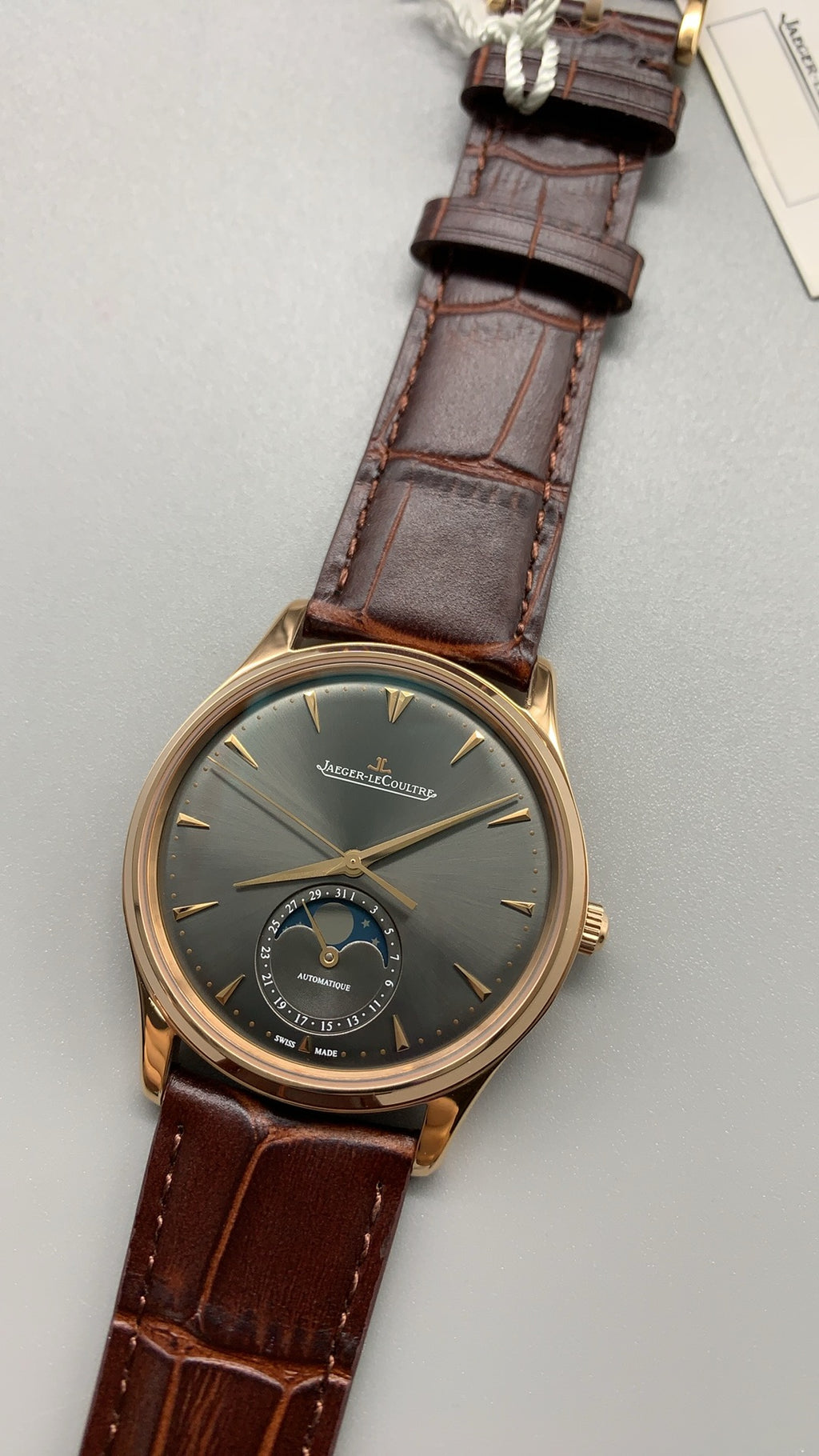 Jaeger-LeCoultre Master Ultra Thin Moon | 39MM | Rose gold-plated stainless steel case | Moonphase + date function | Brown dial | Brown alligator strap | Automatic movement Cal.925/1