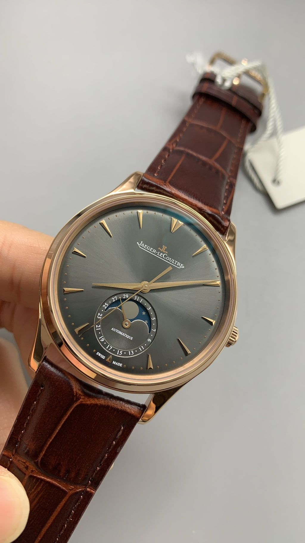 Jaeger-LeCoultre Master Ultra Thin Moon | 39MM | Rose gold-plated stainless steel case | Moonphase + date function | Brown dial | Brown alligator strap | Automatic movement Cal.925/1