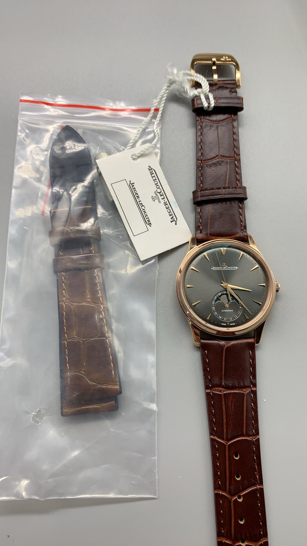 Jaeger-LeCoultre Master Ultra Thin Moon | 39MM | Rose gold-plated stainless steel case | Moonphase + date function | Brown dial | Brown alligator strap | Automatic movement Cal.925/1