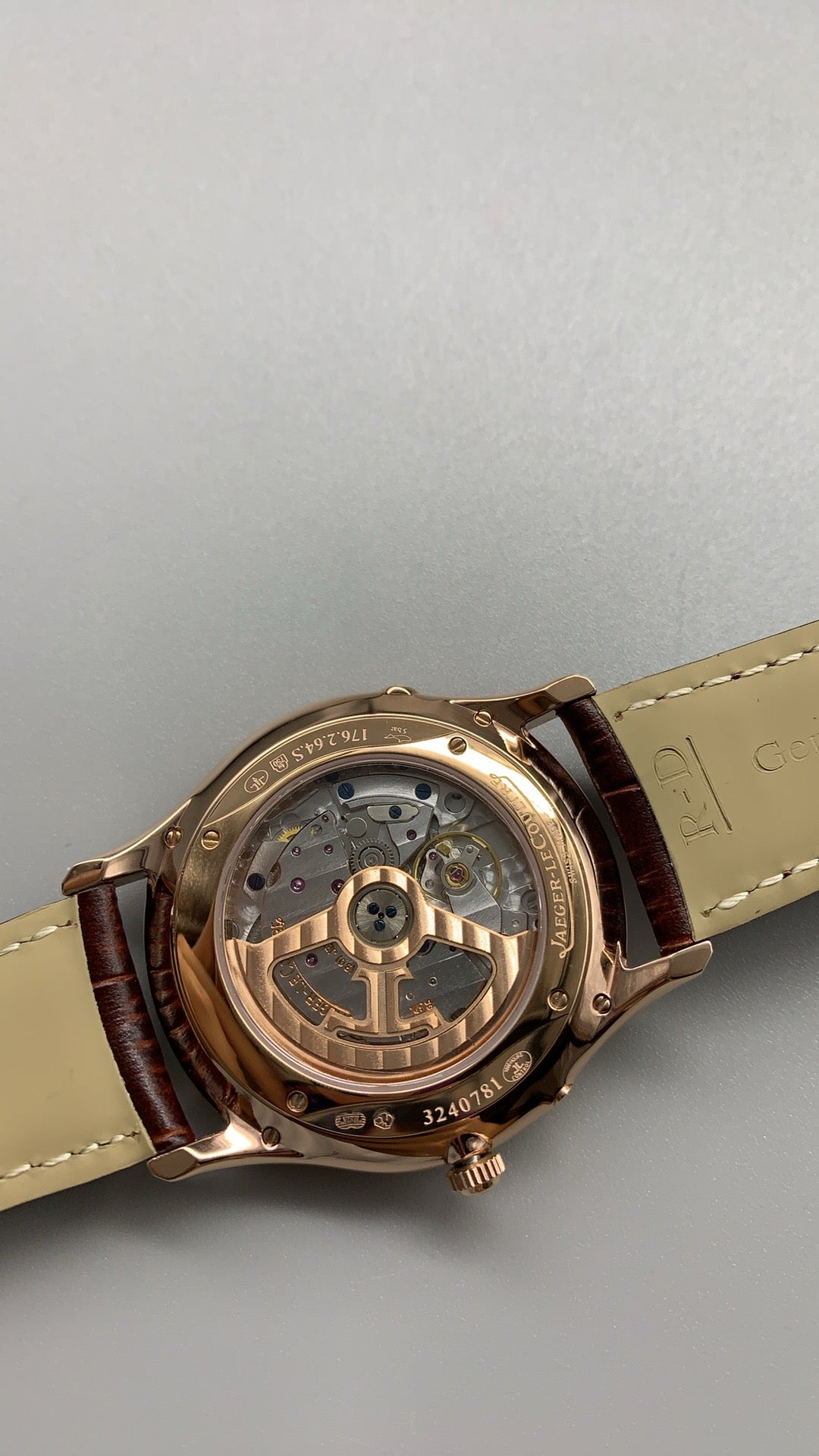 Jaeger-LeCoultre Master Ultra Thin Moon | 39MM | Rose gold-plated stainless steel case | Moonphase + date function | Brown dial | Brown alligator strap | Automatic movement Cal.925/1