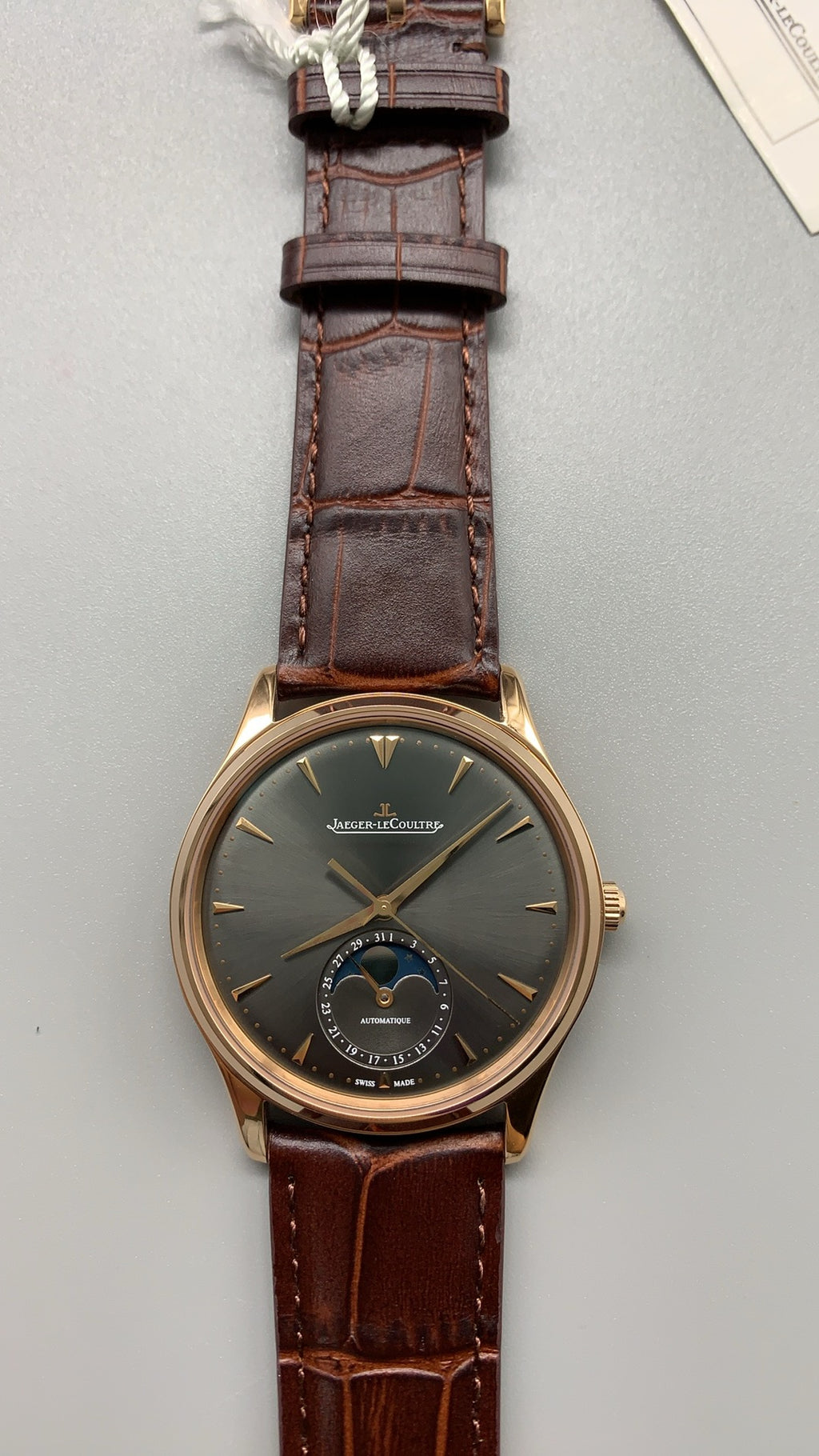 Jaeger-LeCoultre Master Ultra Thin Moon | 39MM | Rose gold-plated stainless steel case | Moonphase + date function | Brown dial | Brown alligator strap | Automatic movement Cal.925/1