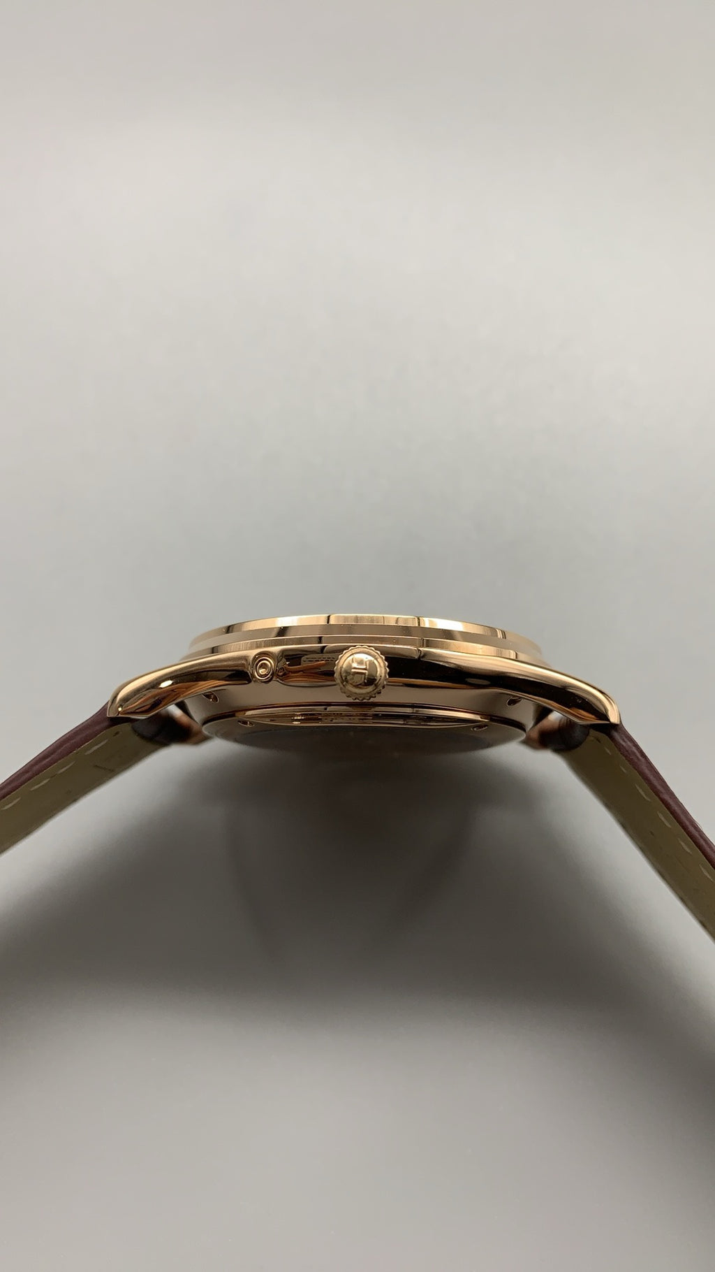 Jaeger-LeCoultre Master Ultra Thin Moon | 39MM | Rose gold-plated stainless steel case | Moonphase + date function | Brown dial | Brown alligator strap | Automatic movement Cal.925/1