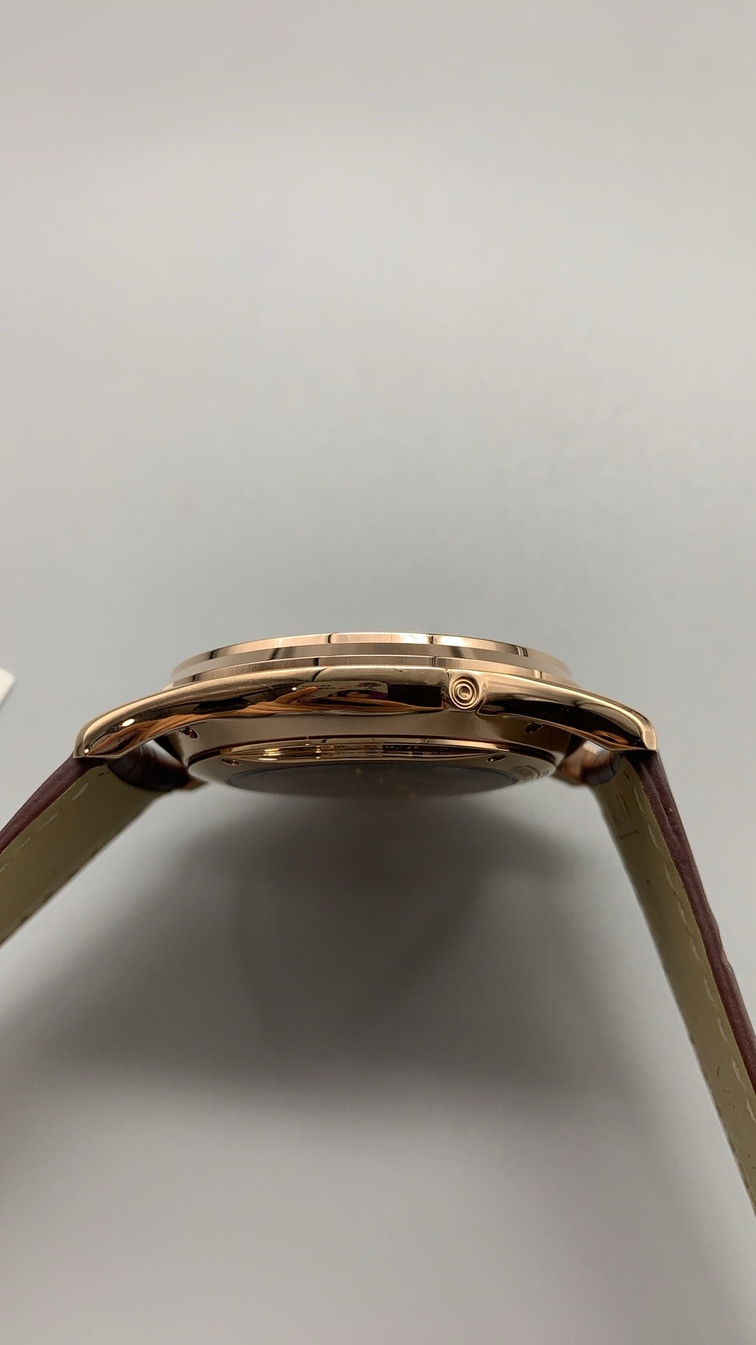 Jaeger-LeCoultre Master Ultra Thin Moon | 39MM | Rose gold-plated stainless steel case | Moonphase + date function | Brown dial | Brown alligator strap | Automatic movement Cal.925/1