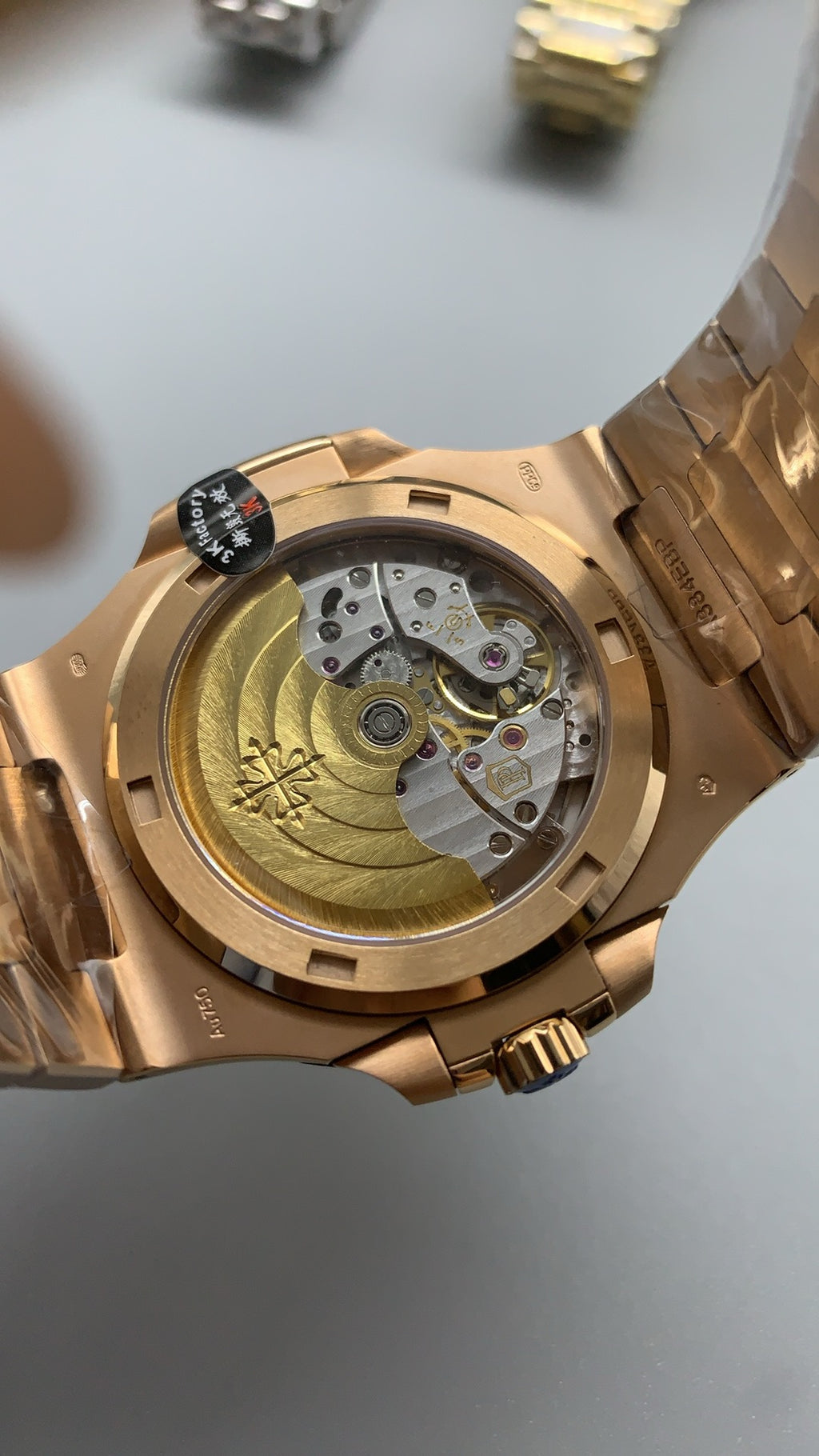 Patek Philippe Nautilus 5711 | 40MM | ตัวเรือนสแตนเลสเคลือบสีโรสโกลด์ PVD | หน้าปัดสีน้ำตาลซันเรย์ | กลไกอัตโนมัติ Cal.324 S C