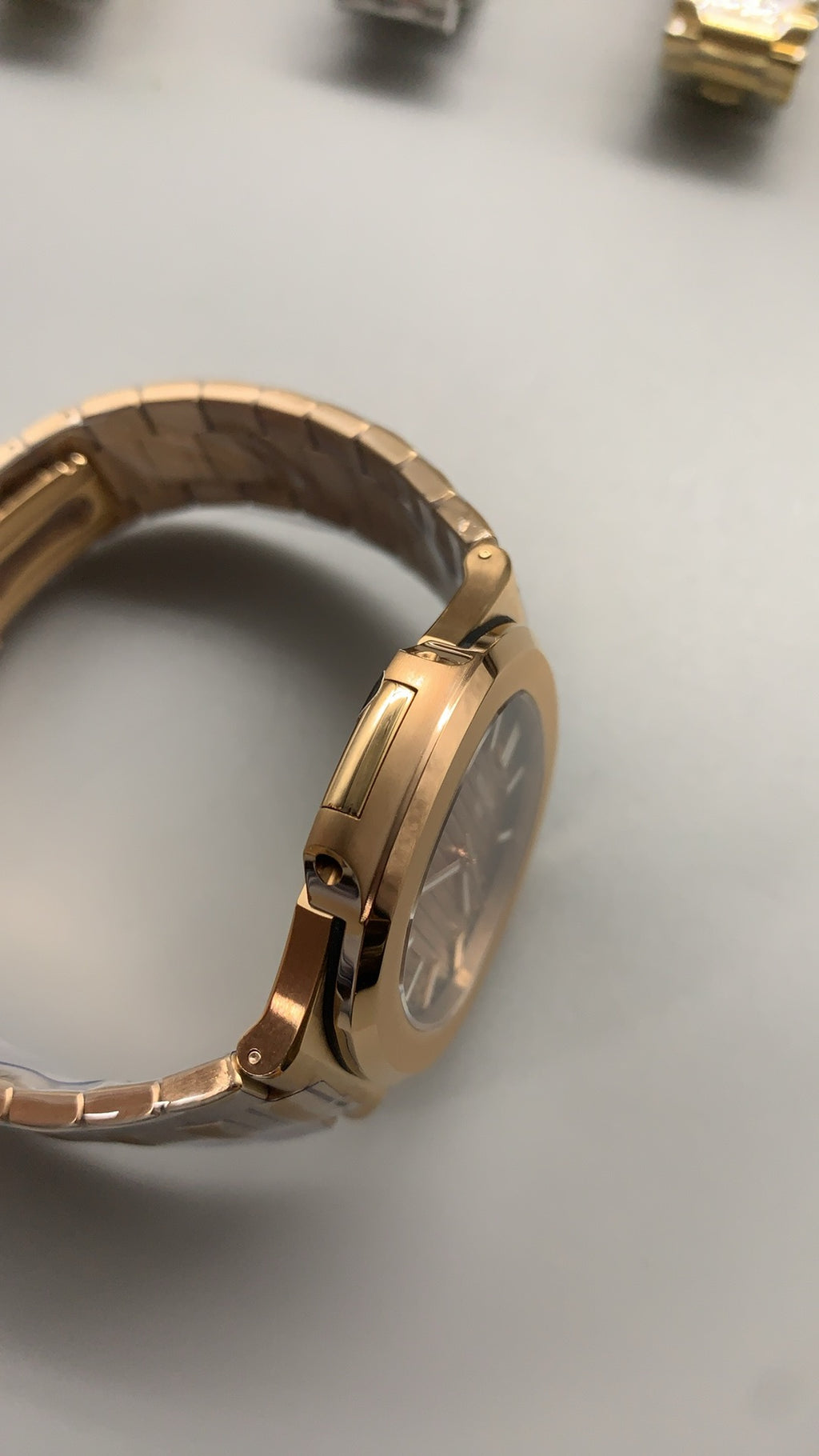 Patek Philippe Nautilus 5711 | 40MM | ตัวเรือนสแตนเลสเคลือบสีโรสโกลด์ PVD | หน้าปัดสีน้ำตาลซันเรย์ | กลไกอัตโนมัติ Cal.324 S C