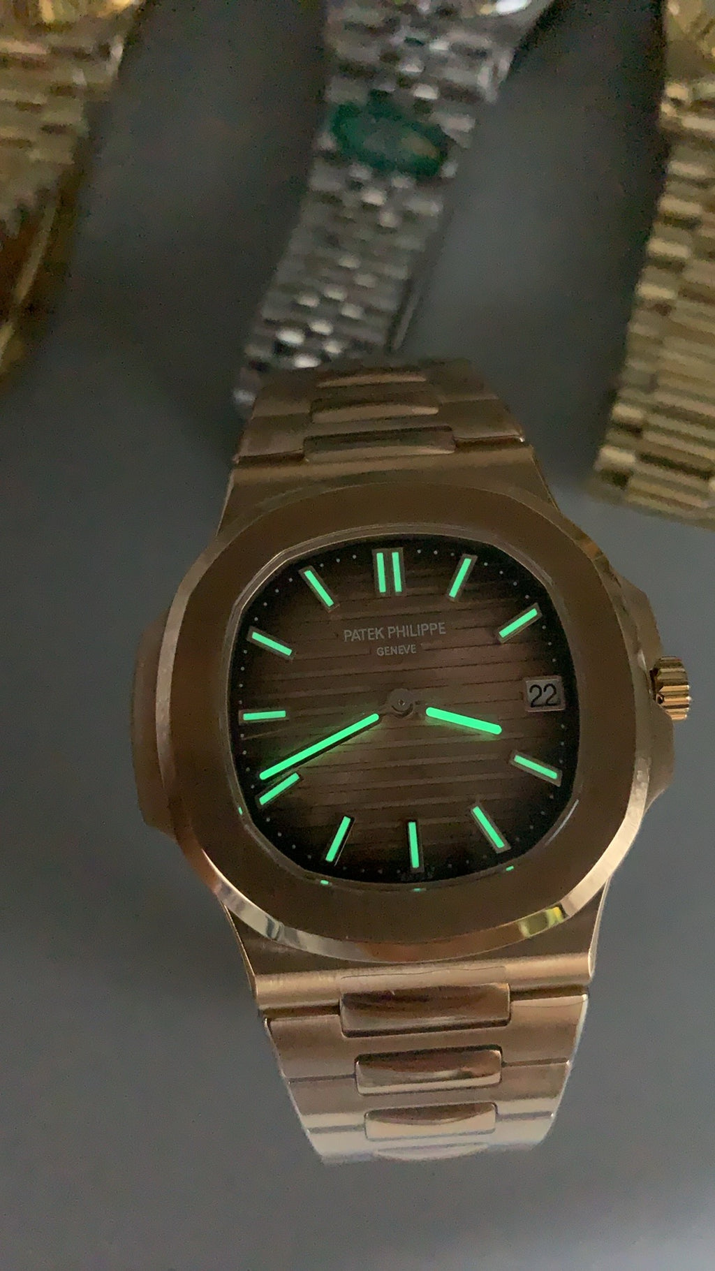 Patek Philippe Nautilus 5711 | 40MM | ตัวเรือนสแตนเลสเคลือบสีโรสโกลด์ PVD | หน้าปัดสีน้ำตาลซันเรย์ | กลไกอัตโนมัติ Cal.324 S C