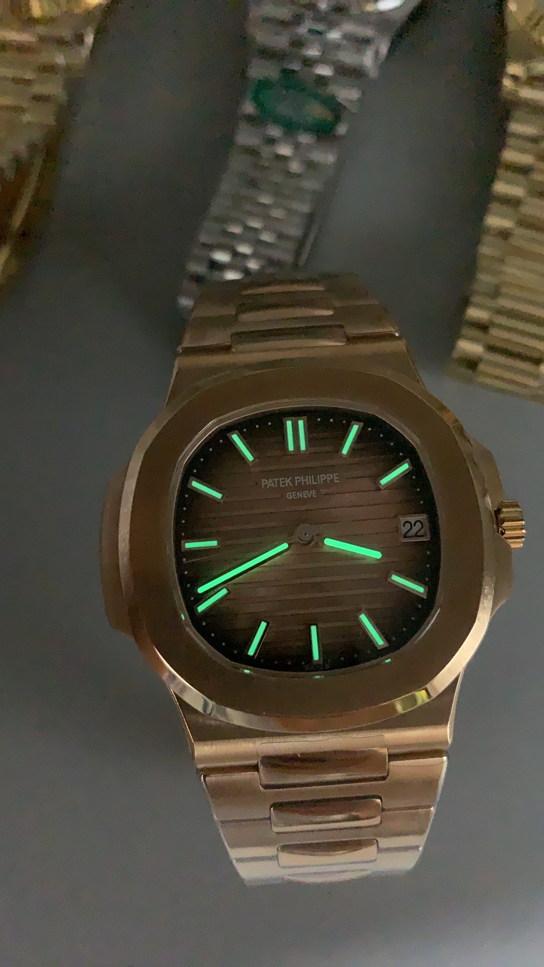 Patek Philippe Nautilus 5711 | 40MM | ตัวเรือนสแตนเลสเคลือบสีโรสโกลด์ PVD | หน้าปัดสีน้ำตาลซันเรย์ | กลไกอัตโนมัติ Cal.324 S C