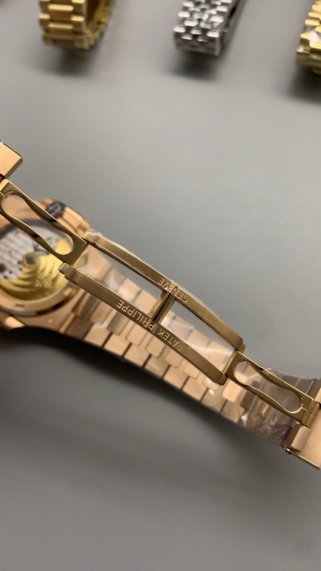 Patek Philippe Nautilus 5711 | 40MM | ตัวเรือนสแตนเลสเคลือบสีโรสโกลด์ PVD | หน้าปัดสีน้ำตาลซันเรย์ | กลไกอัตโนมัติ Cal.324 S C