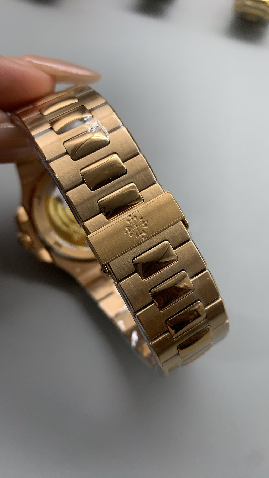 Patek Philippe Nautilus 5711 | 40MM | ตัวเรือนสแตนเลสเคลือบสีโรสโกลด์ PVD | หน้าปัดสีน้ำตาลซันเรย์ | กลไกอัตโนมัติ Cal.324 S C