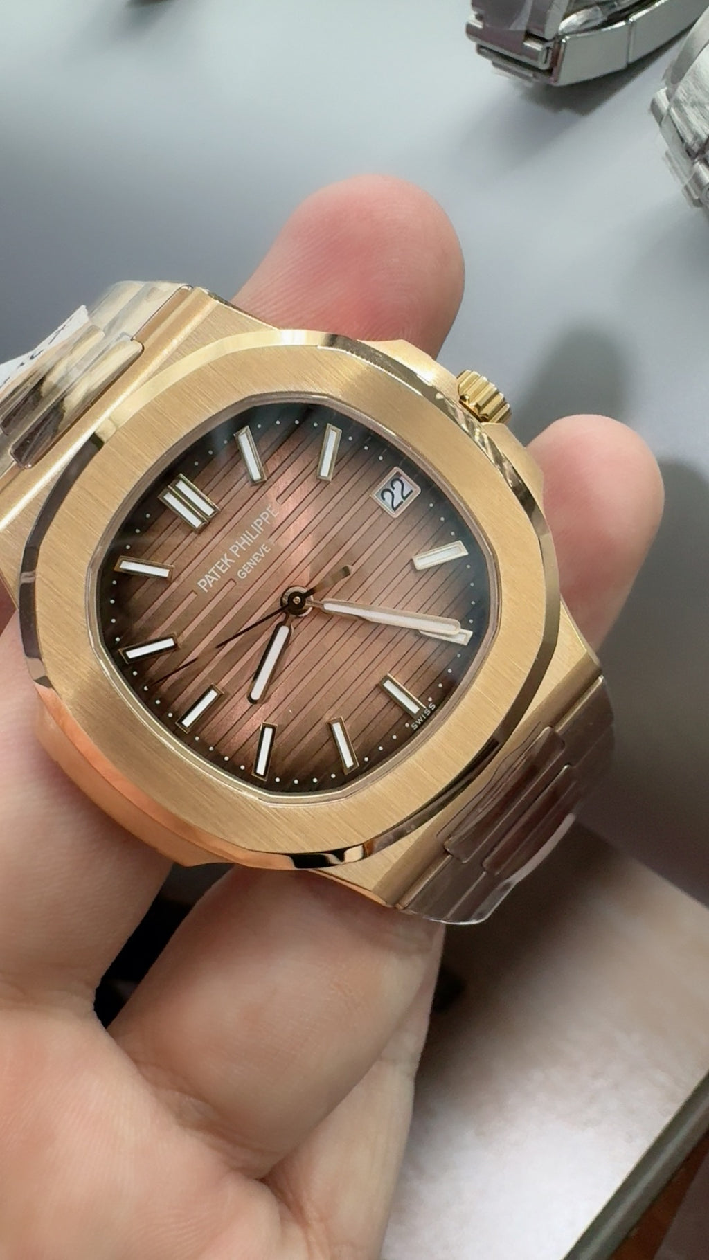 Patek Philippe Nautilus 5711 | 40MM | ตัวเรือนสแตนเลสเคลือบสีโรสโกลด์ PVD | หน้าปัดสีน้ำตาลซันเรย์ | กลไกอัตโนมัติ Cal.324 S C