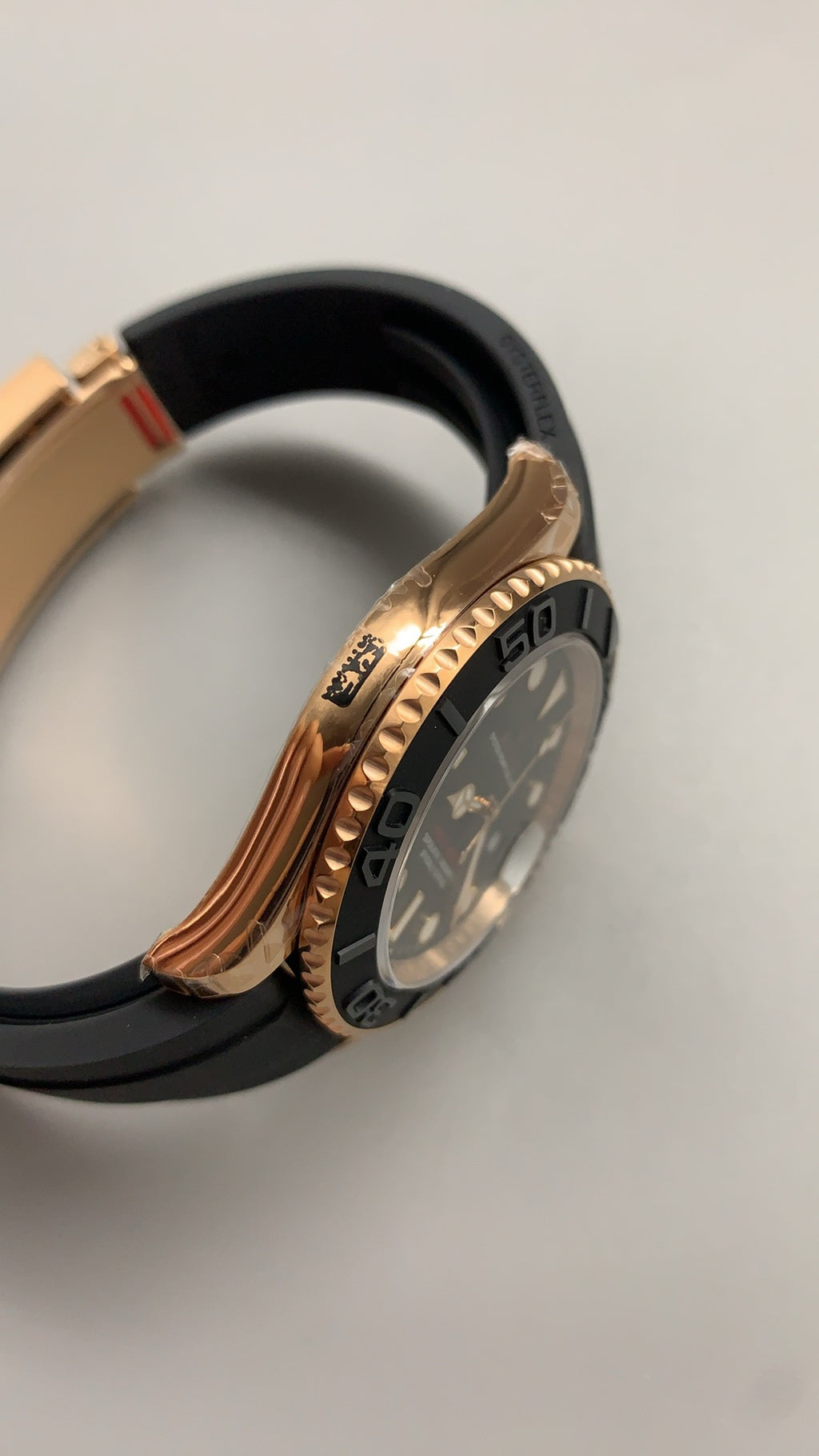 Rolex Yacht-Master 40MM | หน้าปัดสีดำ | ตัวเรือนสแตนเลสเคลือบสีโรสโกลด์ PVD