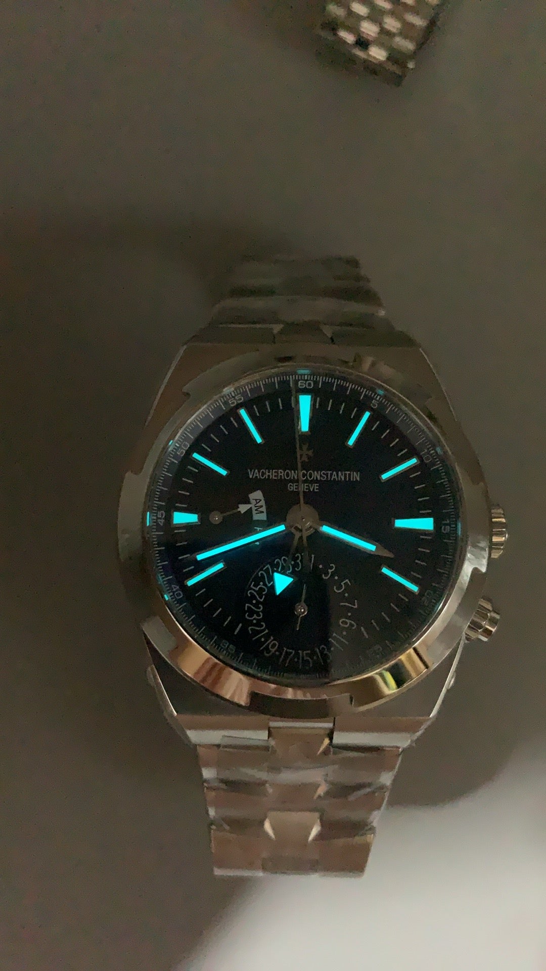 Vacheron Constantin Overseas Dual Time 7900V | 41MM | ตัวเรือนสแตนเลสสตีล | ฟังก์ชันเวลา 2 เขต | หน้าปัดสีน้ำเงิน | กลไกอัตโนมัติ Cal.5110 DT