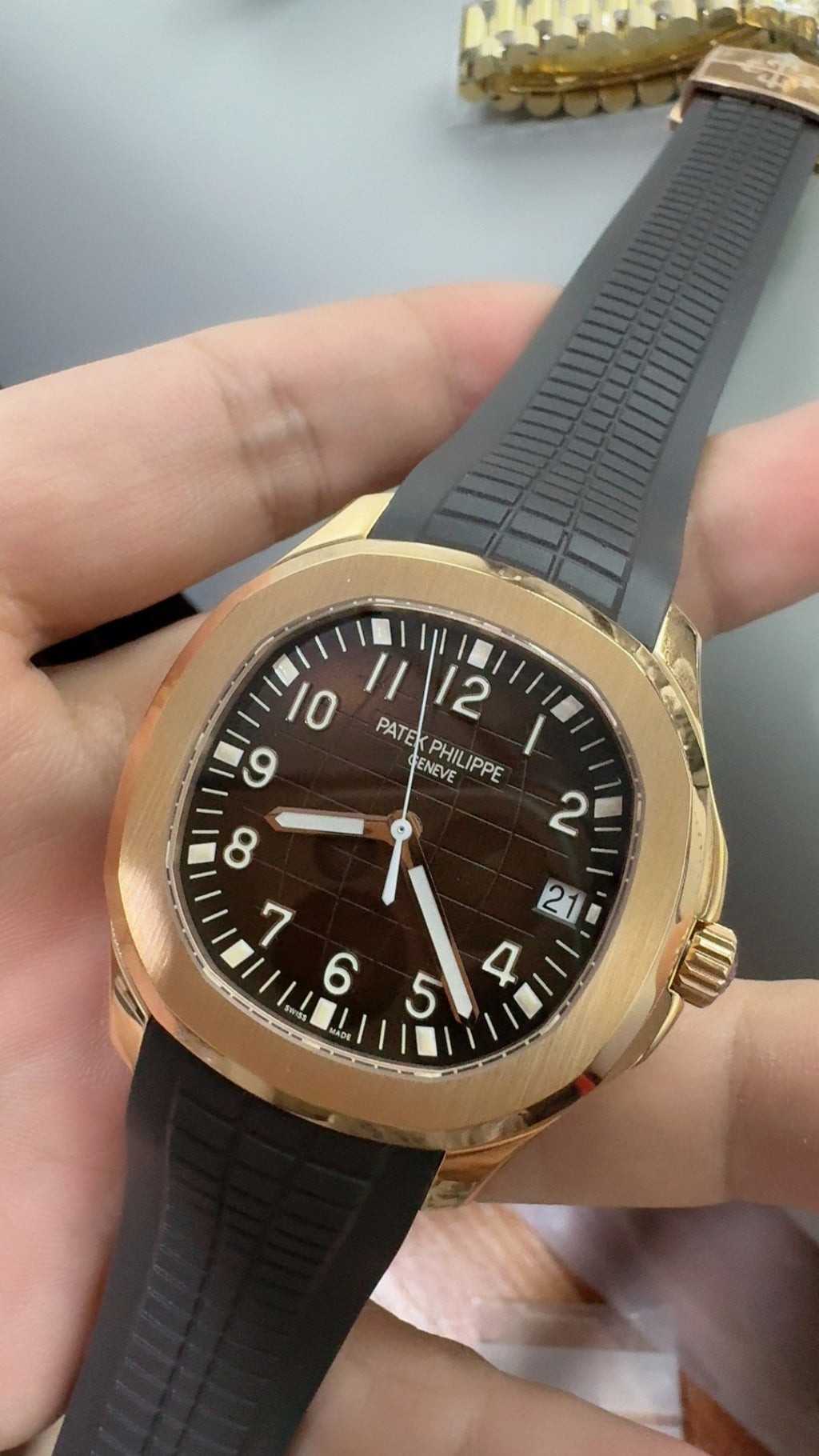 Patek Philippe Aquanaut 5167 | 40MM | ตัวเรือนสแตนเลสเคลือบสีโรสโกลด์ PVD | หน้าปัดสีน้ำตาล | สายยาง | กลไกอัตโนมัติ Cal.324 S C