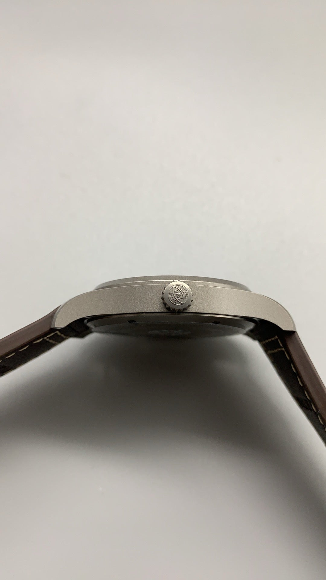 IWC Pilot's Watch Mark XVIII Heritage | 40MM | ตัวเรือนไทเทเนียม | ฟังก์ชันวันที่ | หน้าปัดสีน้ำตาล | สายหนังวัวสีน้ำตาล | กลไกอัตโนมัติ Cal.35111