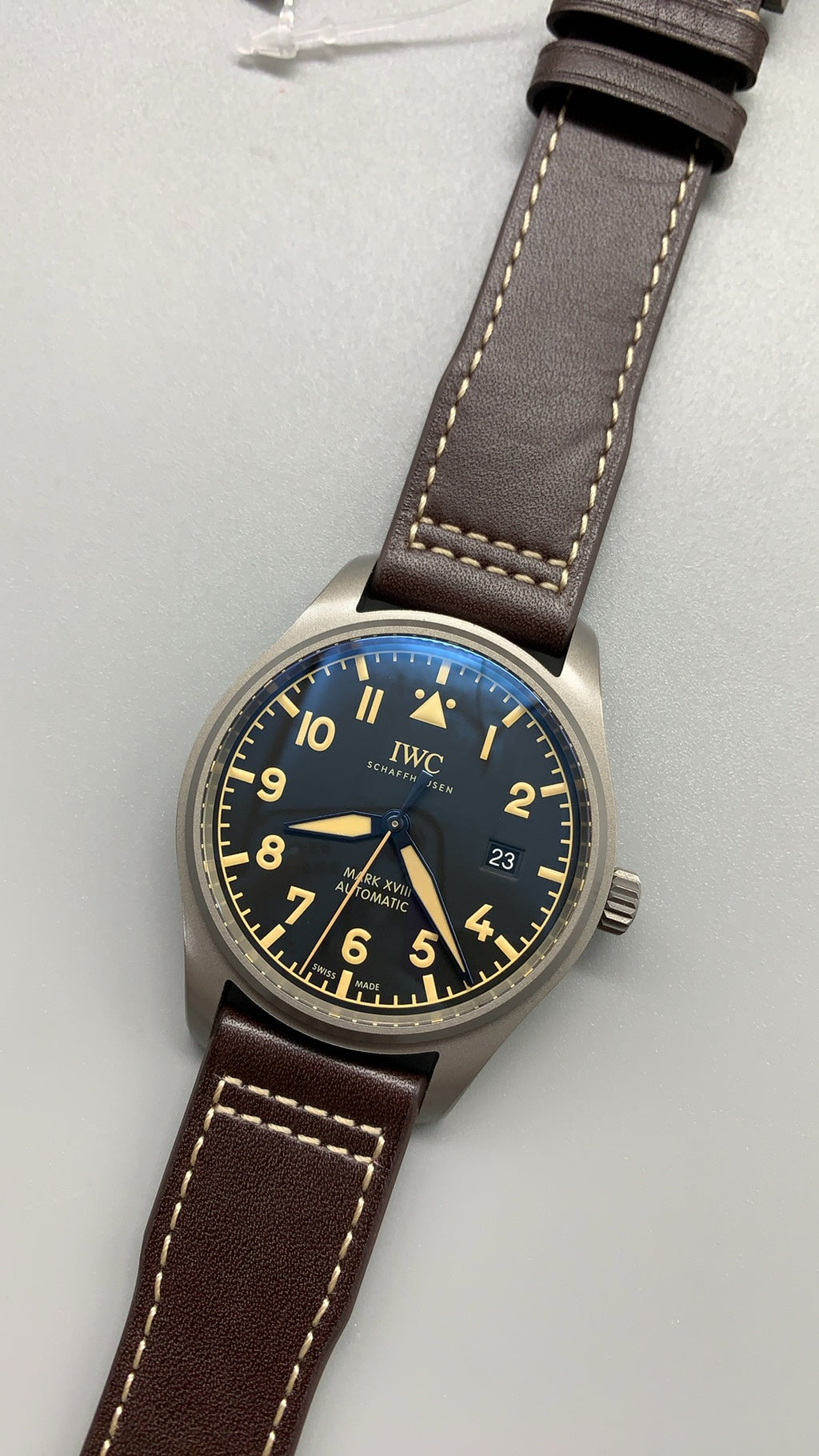 IWC Pilot's Watch Mark XVIII Heritage | 40MM | ตัวเรือนไทเทเนียม | ฟังก์ชันวันที่ | หน้าปัดสีน้ำตาล | สายหนังวัวสีน้ำตาล | กลไกอัตโนมัติ Cal.35111