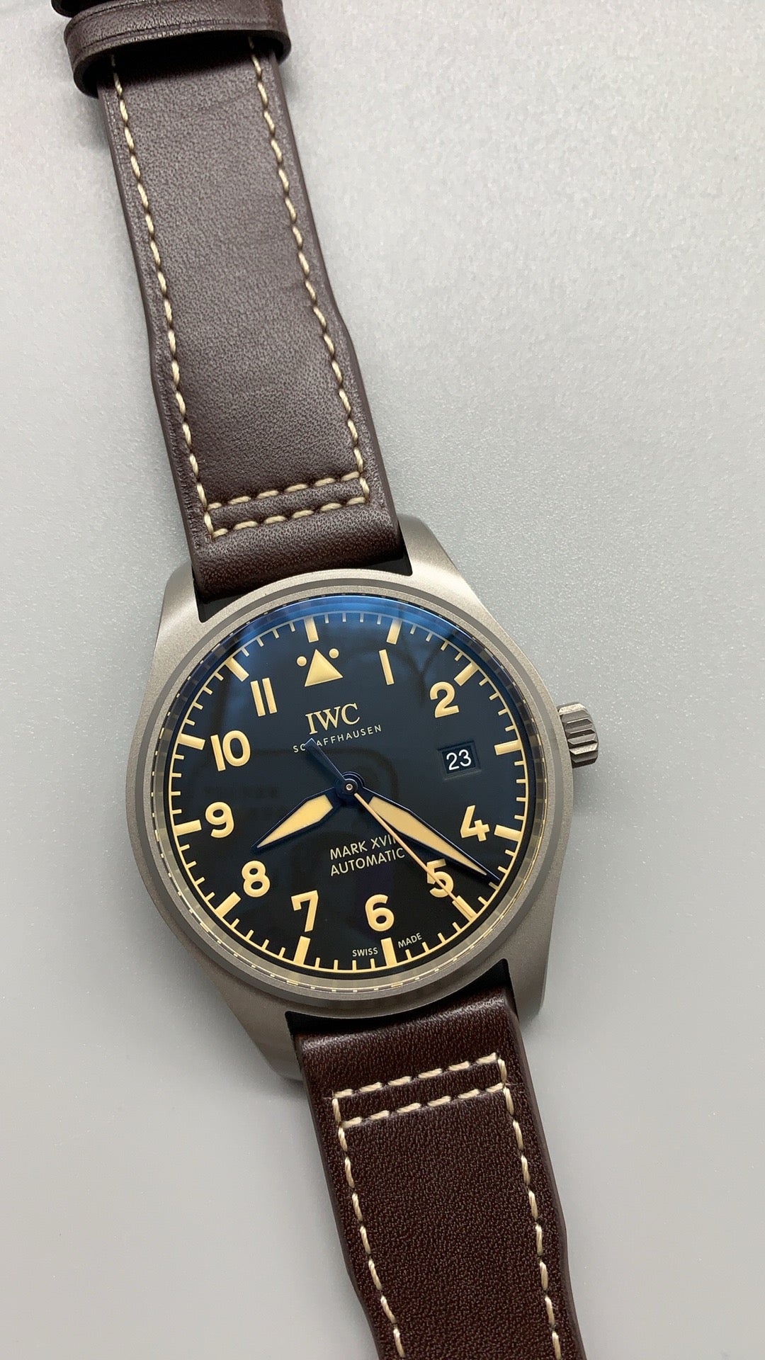 IWC Pilot's Watch Mark XVIII Heritage | 40MM | ตัวเรือนไทเทเนียม | ฟังก์ชันวันที่ | หน้าปัดสีน้ำตาล | สายหนังวัวสีน้ำตาล | กลไกอัตโนมัติ Cal.35111