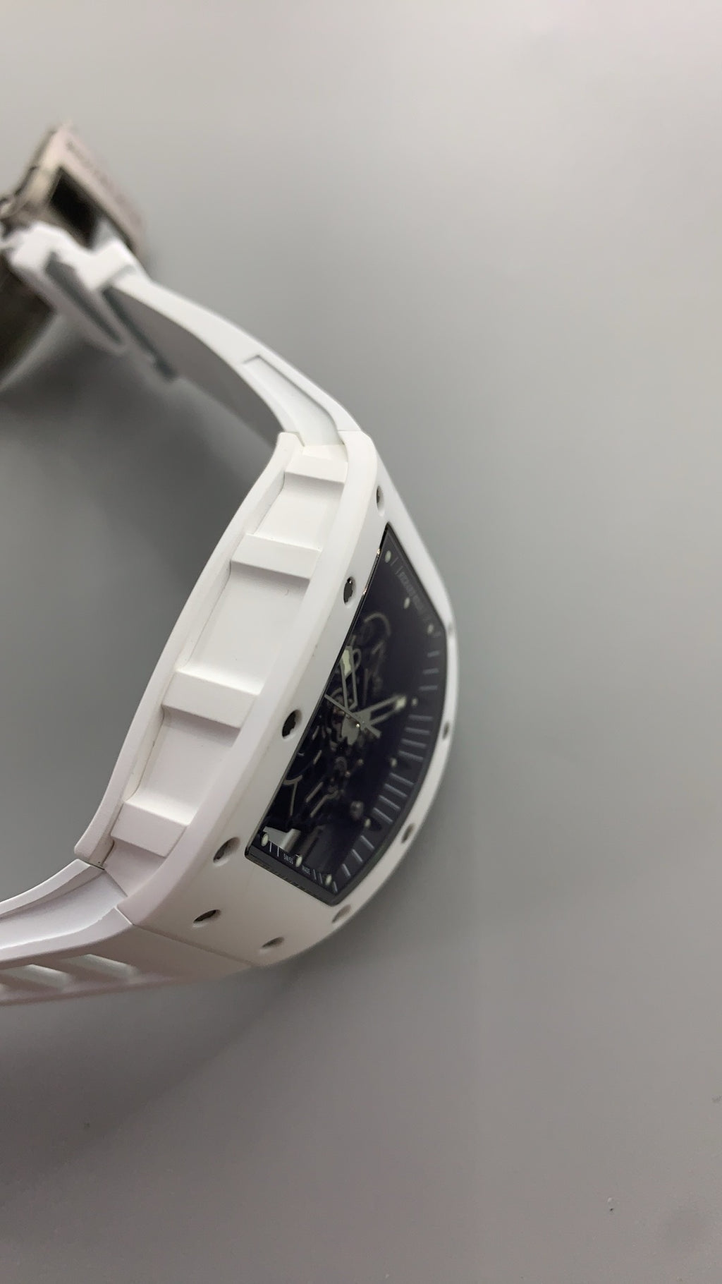 Richard Mille RM055 | 42MM | ตัวเรือนเซรามิกสีขาว + โครงไทเทเนียม | หน้าปัดสเกเลตัน | กลไกไขลานมือ RMUL2