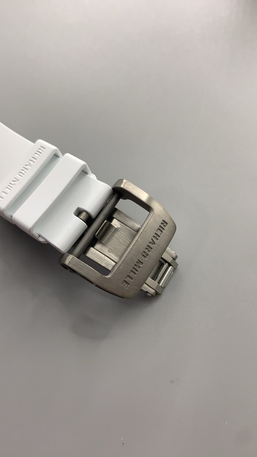 Richard Mille RM055 | 42MM | ตัวเรือนเซรามิกสีขาว + โครงไทเทเนียม | หน้าปัดสเกเลตัน | กลไกไขลานมือ RMUL2