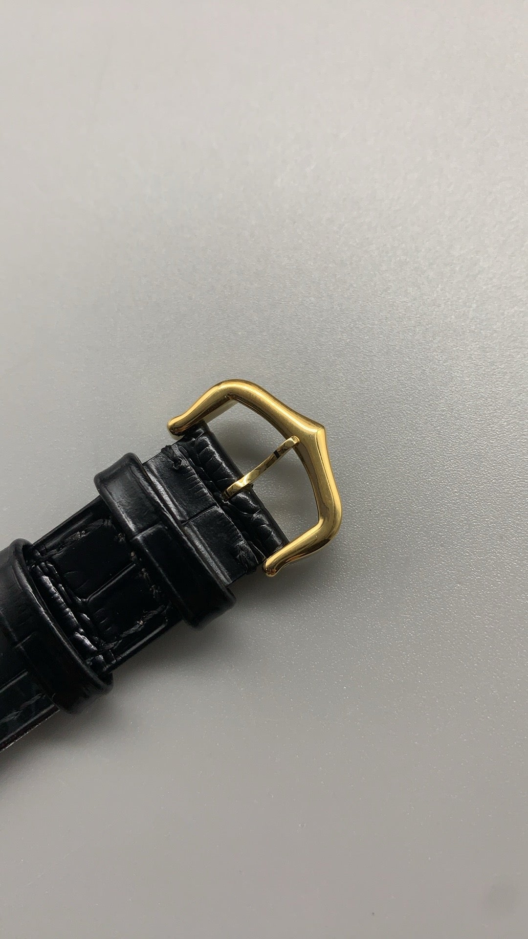 Cartier Tank Must de Cartier | ขนาดกลาง 33×25 มม. | สีโกลด์ | อัตโนมัติ