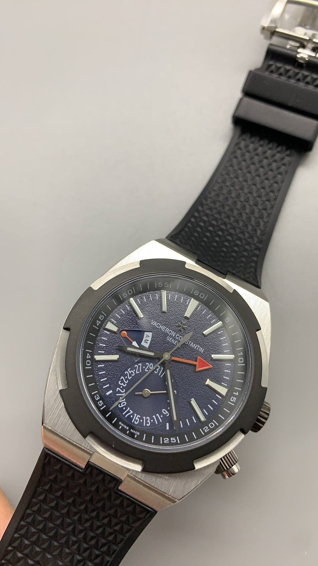 Vacheron Constantin Overseas Dual Time 7900V | 41MM | ตัวเรือนสแตนเลสสตีล | ฟังก์ชันเวลา 2 เขต | หน้าปัดสีน้ำเงิน | กลไกอัตโนมัติ Cal.5110 DT