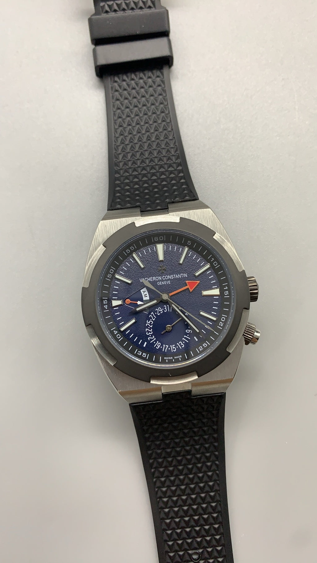 Vacheron Constantin Overseas Dual Time 7900V | 41MM | ตัวเรือนสแตนเลสสตีล | ฟังก์ชันเวลา 2 เขต | หน้าปัดสีน้ำเงิน | กลไกอัตโนมัติ Cal.5110 DT