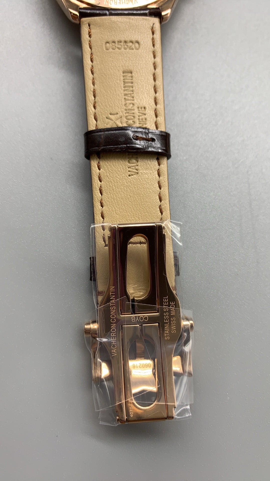 Vacheron Constantin Fiftysix Complete Calendar | 40MM | ตัวเรือนสแตนเลสสตีลเคลือบสีโรสโกลด์แบบ PVD | หน้าปัดสีเงิน | ปฏิทินเต็มรูปแบบ + ข้างขึ้นข้างแรม | กลไกอัตโนมัติ Cal.2460 QCL/1