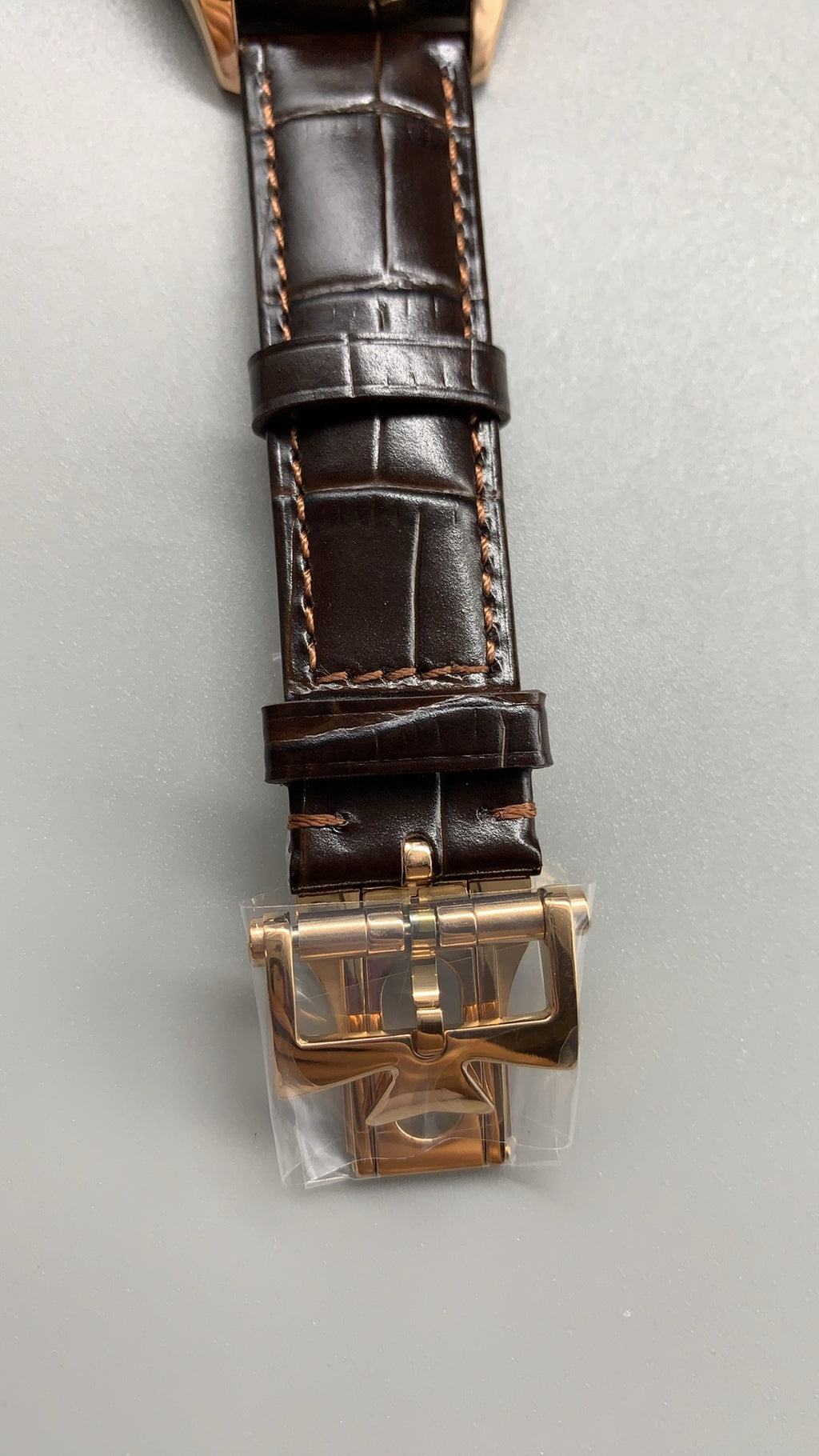 Vacheron Constantin Fiftysix Complete Calendar | 40MM | ตัวเรือนสแตนเลสสตีลเคลือบสีโรสโกลด์แบบ PVD | หน้าปัดสีเงิน | ปฏิทินเต็มรูปแบบ + ข้างขึ้นข้างแรม | กลไกอัตโนมัติ Cal.2460 QCL/1