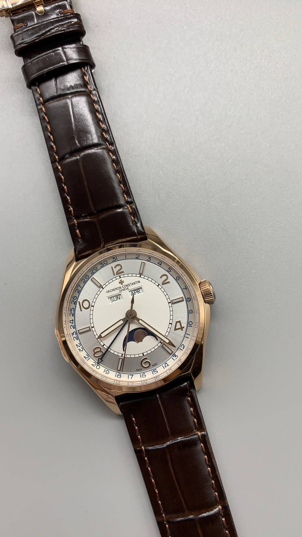 Vacheron Constantin Fiftysix Complete Calendar | 40MM | ตัวเรือนสแตนเลสสตีลเคลือบสีโรสโกลด์แบบ PVD | หน้าปัดสีเงิน | ปฏิทินเต็มรูปแบบ + ข้างขึ้นข้างแรม | กลไกอัตโนมัติ Cal.2460 QCL/1